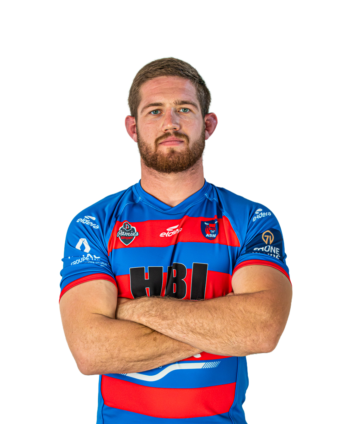 Un joueur de rugby en maillot bleu et rouge avec des bras croisés.