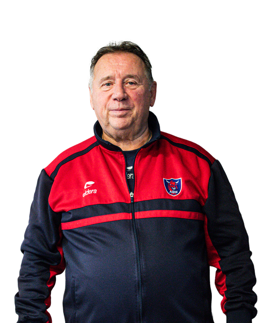 Un homme portant une veste de sport rouge et noire avec un logo ASM sur la poitrine, face à la caméra