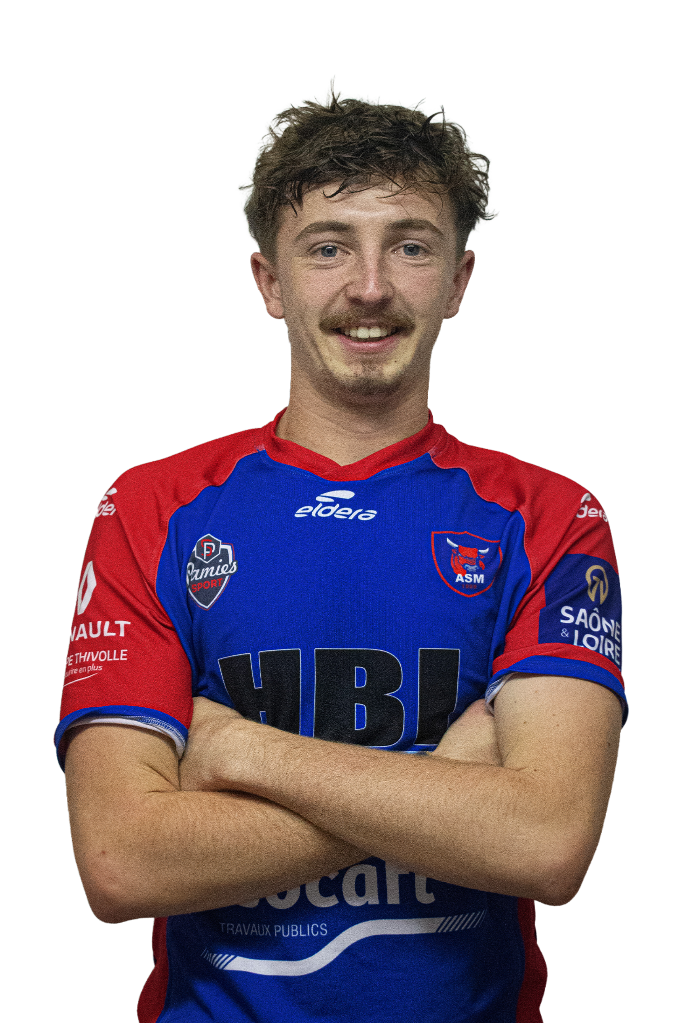 Jeune homme souriant portant un maillot de football ASM, avec des bras croisés. Le maillot est rouge et bleu avec des logos et des sponsors.