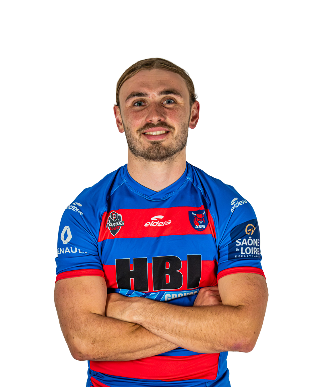 Un homme en maillot de rugby bleu avec des logos et textes, bras croisés, souriant, fond blanc.