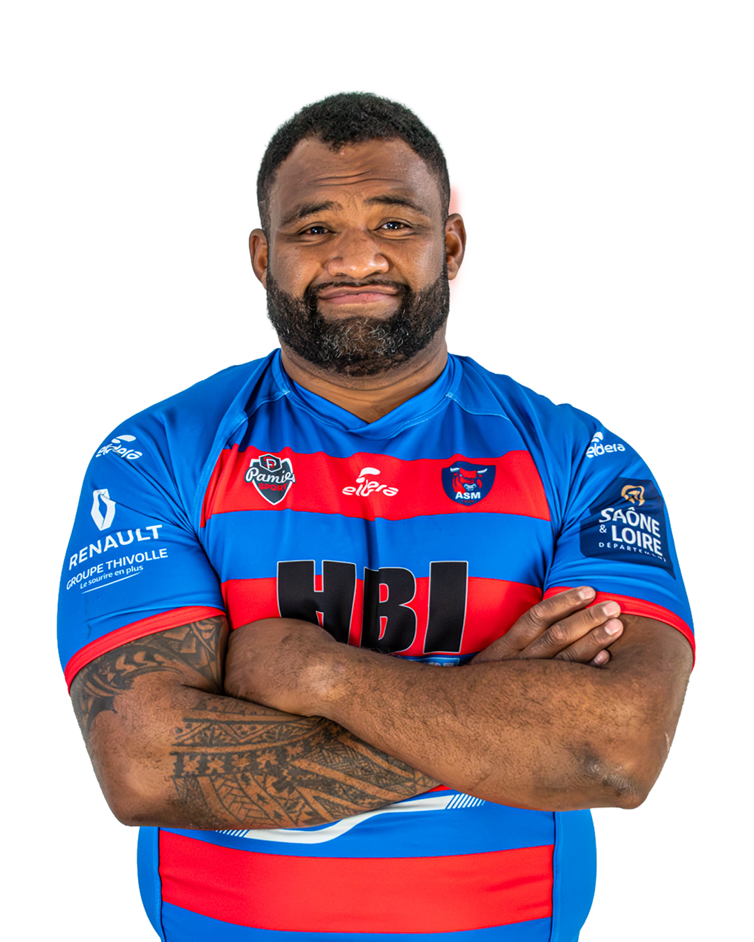 Homme avec un maillot de rugby bleu et rouge, bras croisés, regardant l'appareil photo, présentant un tatouage sur le bras gauche.