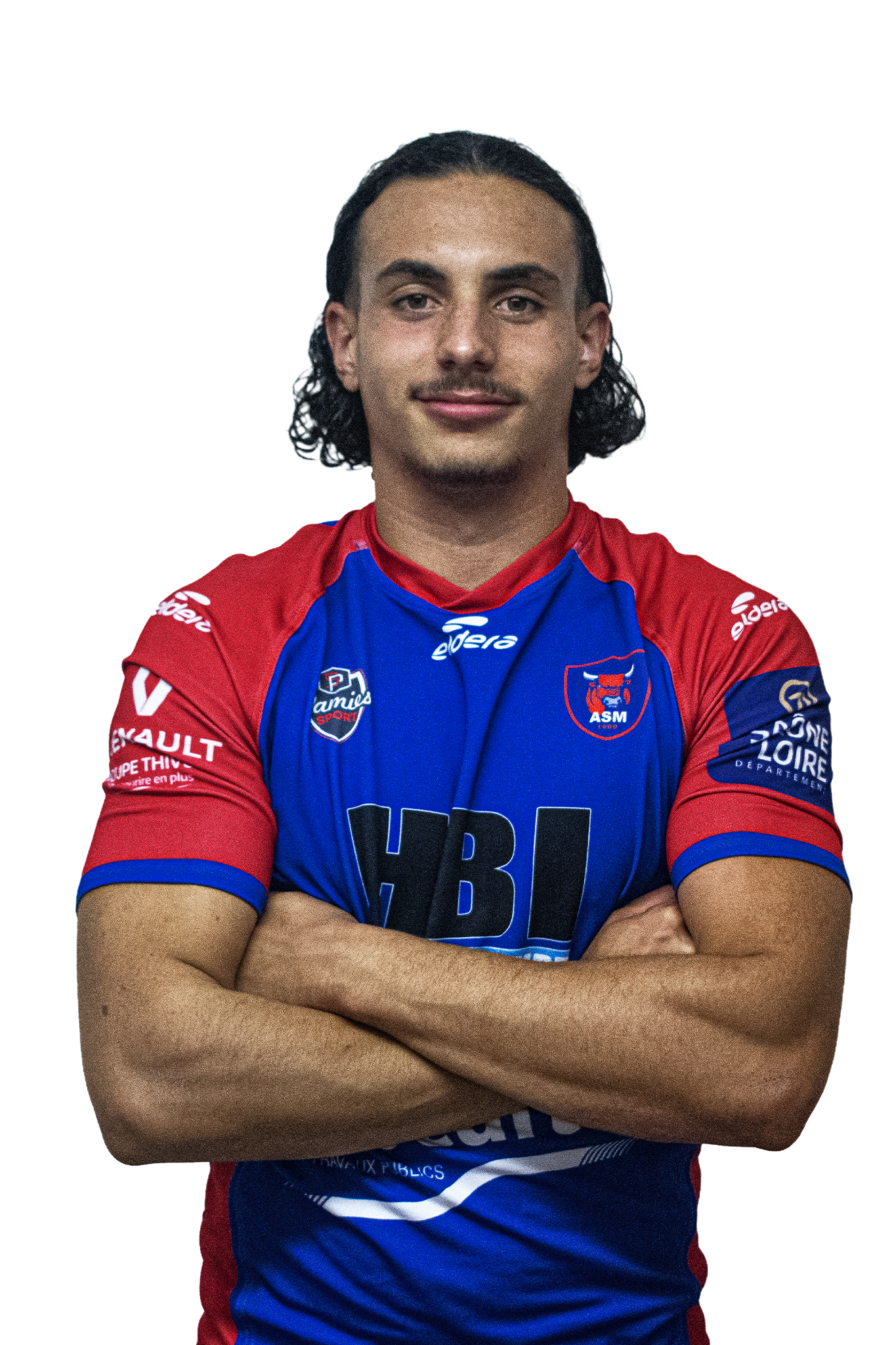 Un joueur de football en maillot de l'équipe ASM, avec les bras croisés, souriant