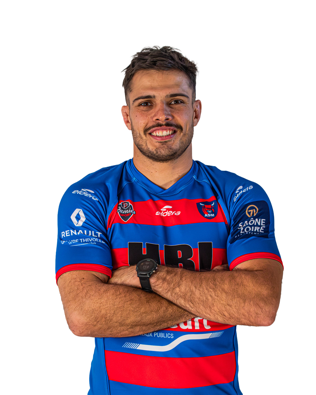 Un homme en maillot de sport bleu avec des logos et un sourire, bras croisés, fond blanc.