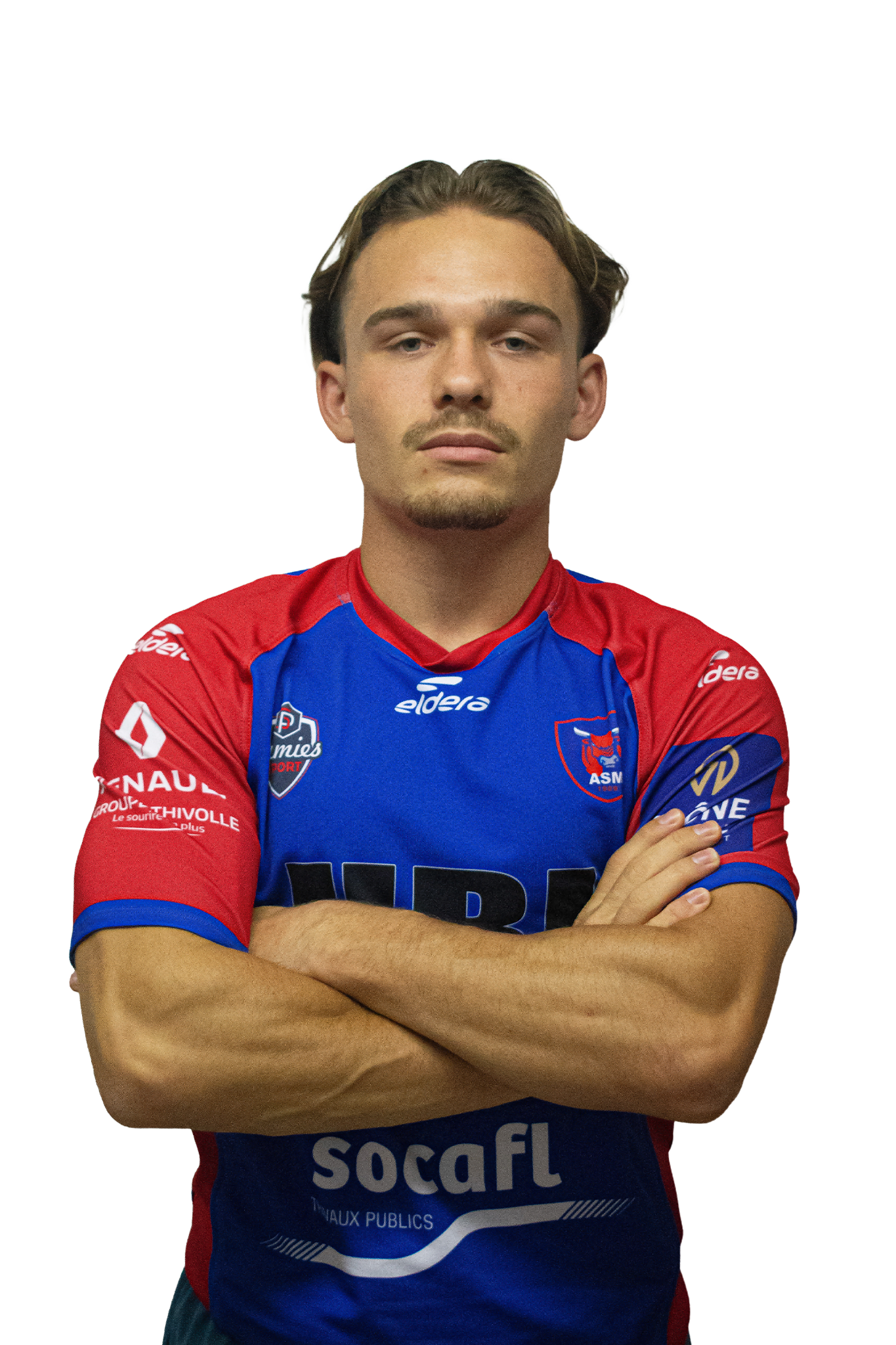 Un jeune homme en maillot de football bleu et rouge avec bras croisés, portant le logo du club ASM, sur un fond blanc.