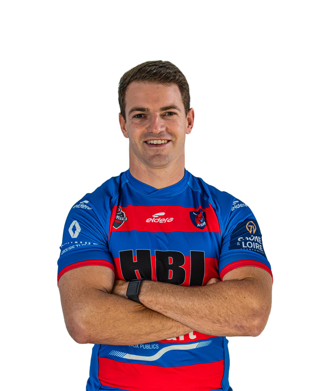 Un homme en maillot de sport bleu avec des détails rouges et noirs, portant un bracelet connecté, souriant, avec les bras croisés.