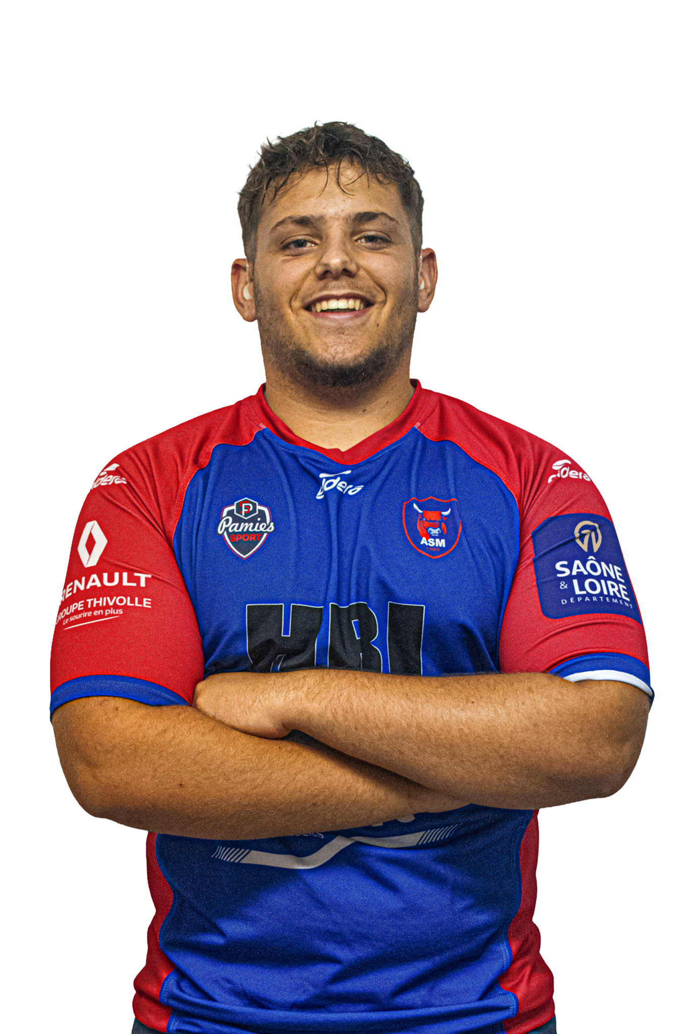 Jeune homme souriant portant un maillot de football bleu avec des détails rouges, bras croisés, fond blanc.