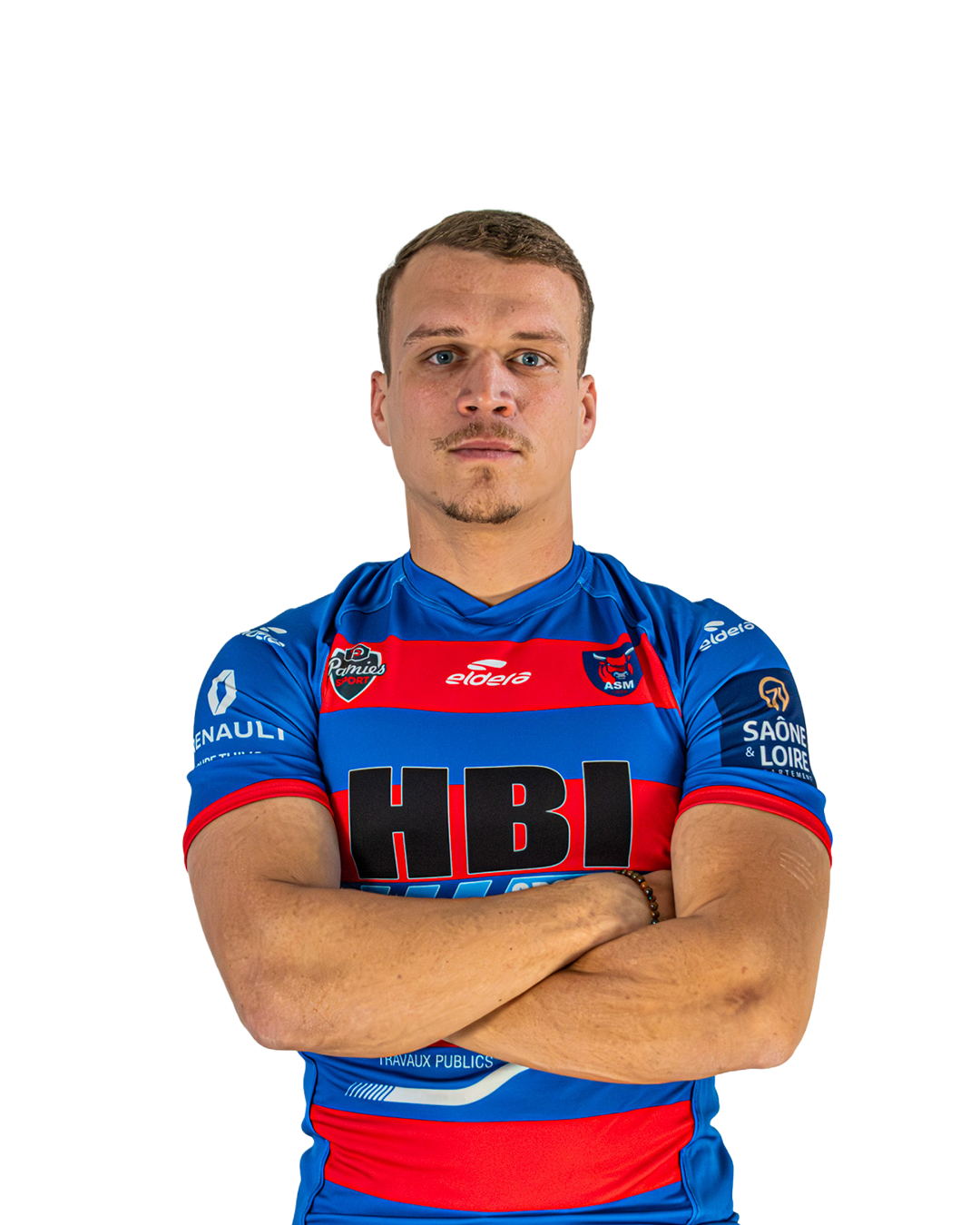 Jeune homme portant un maillot de rugby bleu avec logo et texte, bras croisés, regardant l'objectif, fond noir.