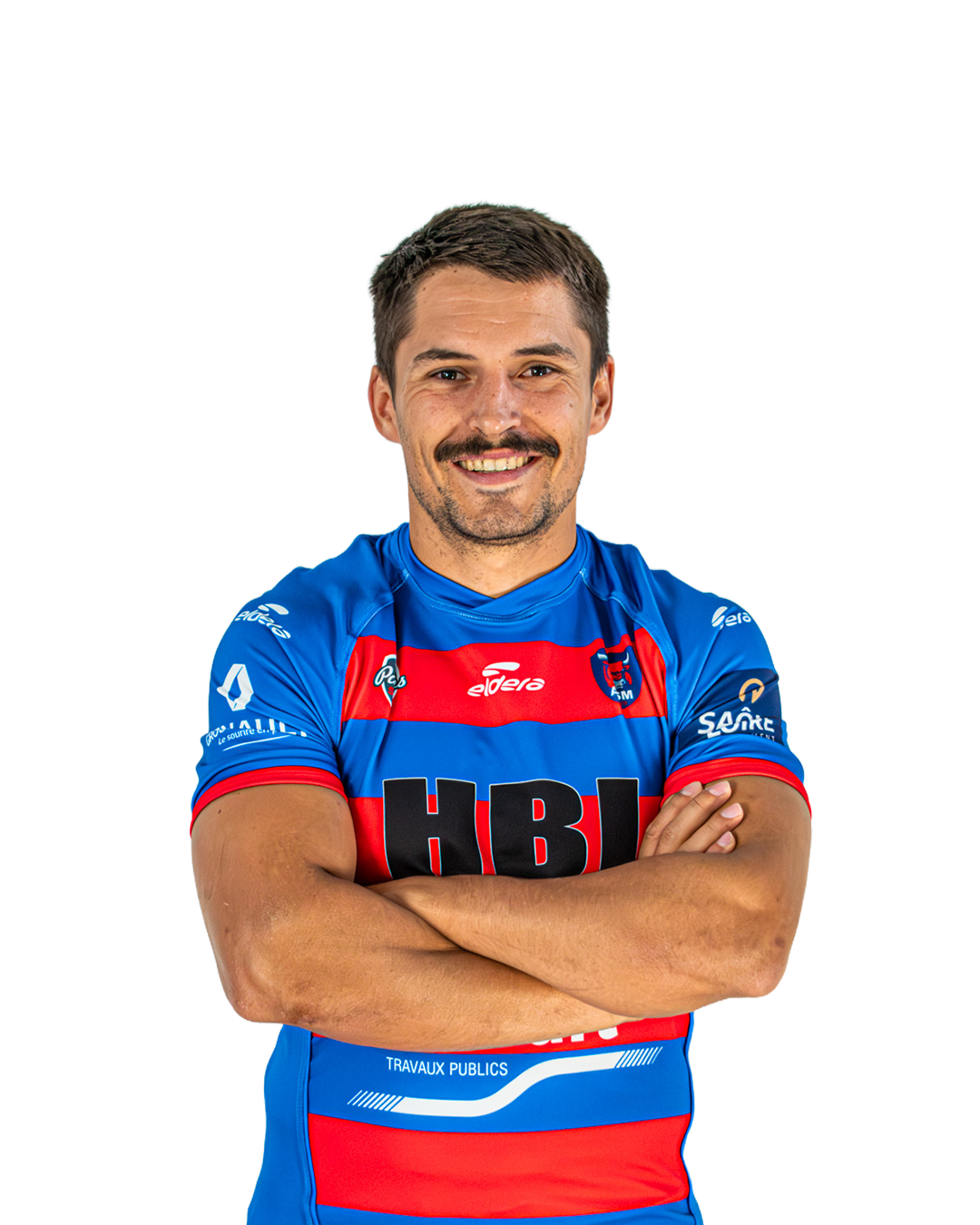 Hommes en maillot de rugby bleu et rouge avec un grand sourire, bras croisés, portant un maillot avec logos et sponsor.