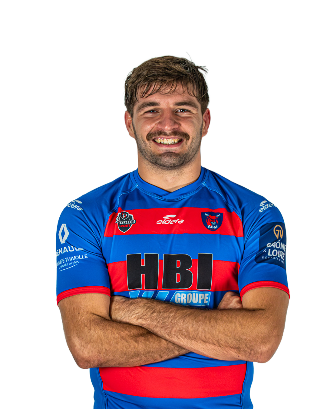 Un homme portant un maillot de sport bleu et rouge, souriant, avec les bras croisés.