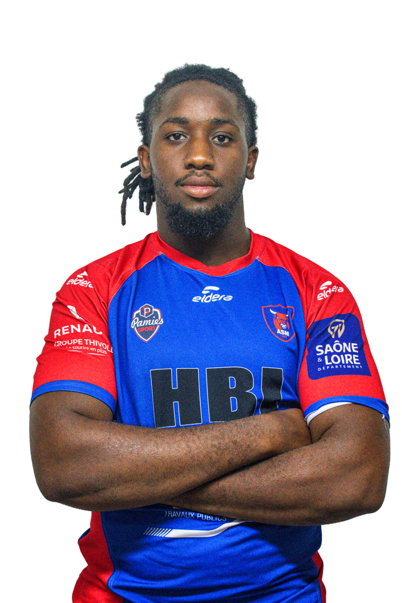 Un homme en maillot de football rouge et bleu avec ses bras croisés, portant un équipement du club ASM, administrant la haute visibilité pour la promotion de son équipe.