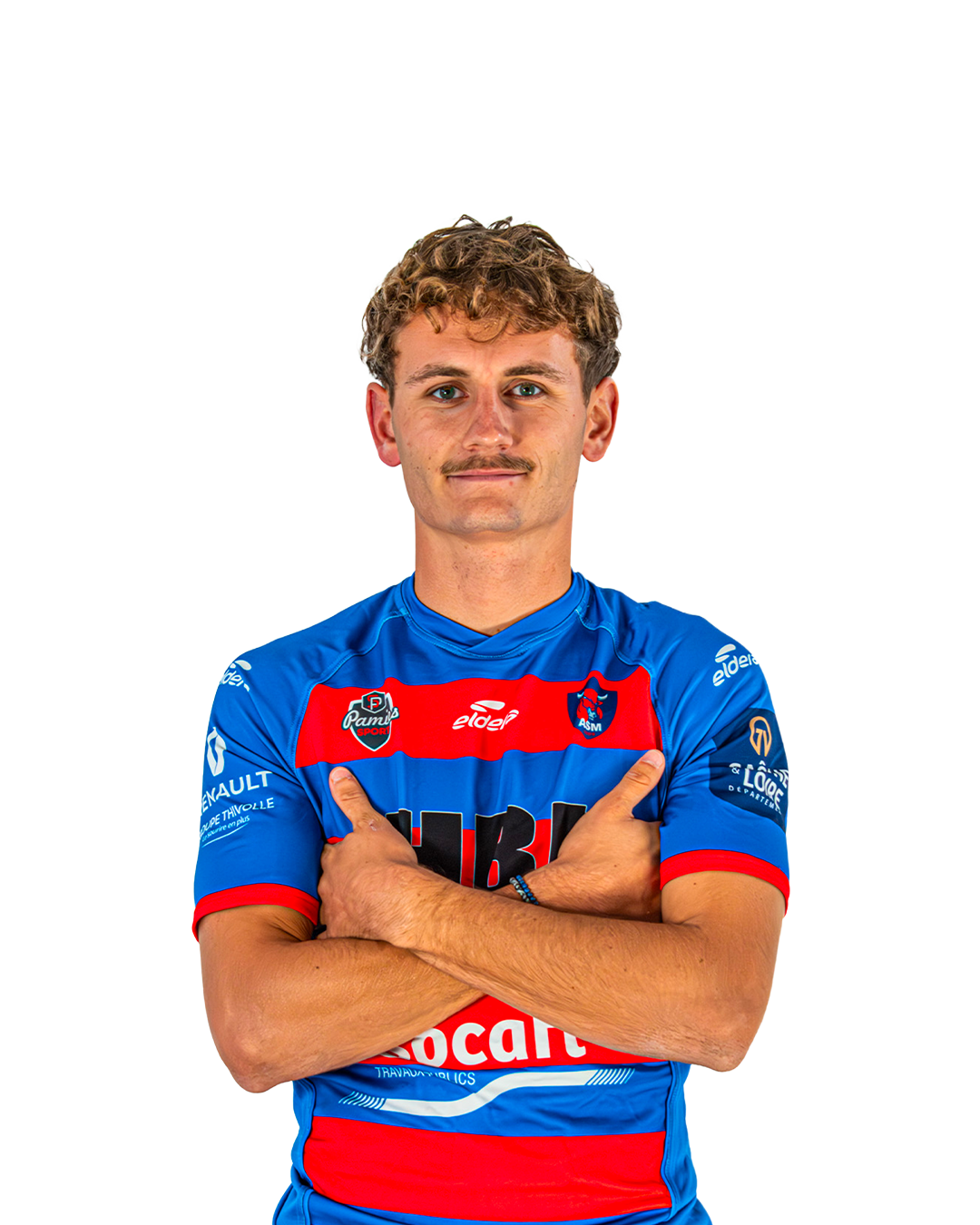 Jeune homme en maillot de sport bleue, avec bras croisés, portant un logo d'une équipe de football.