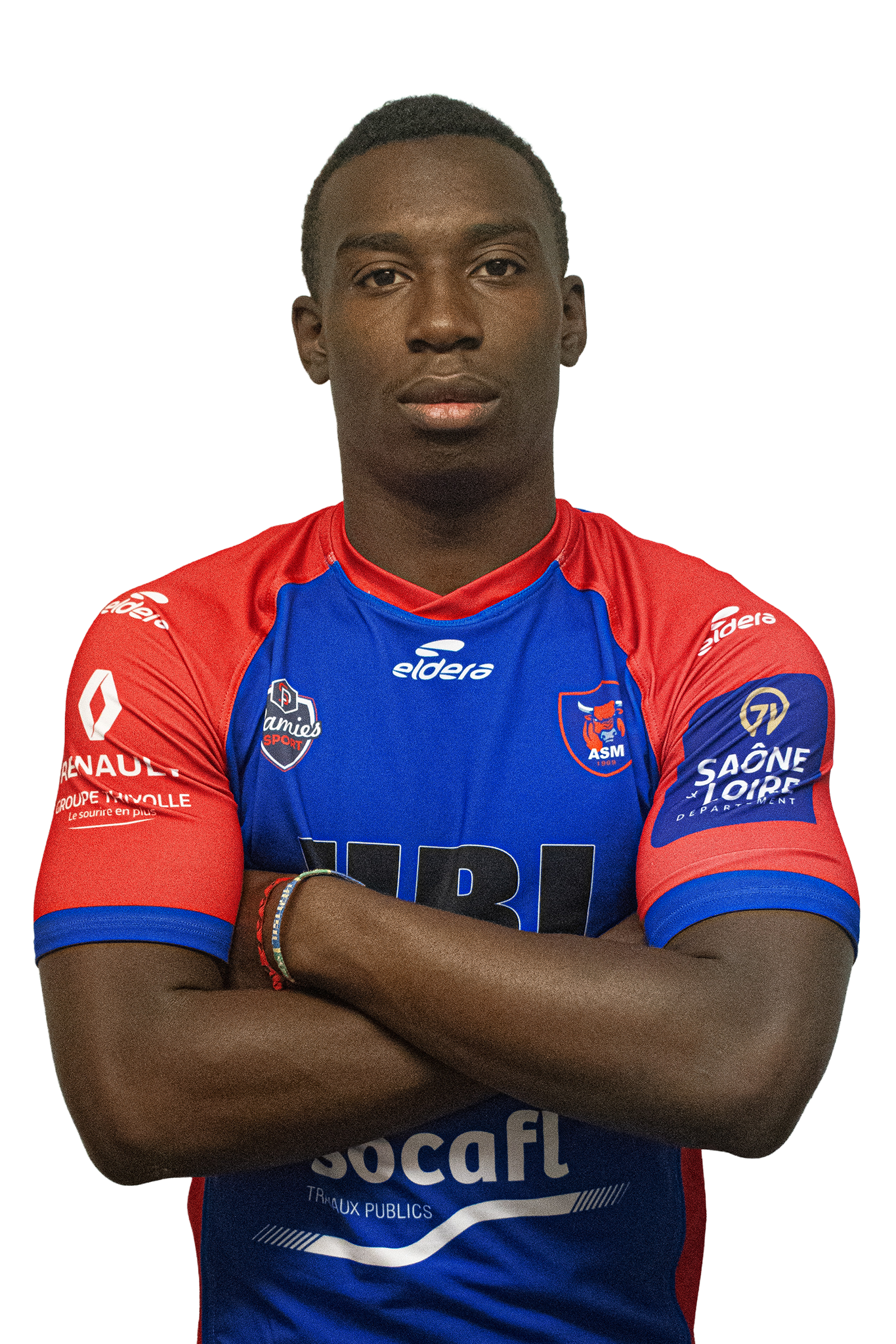 Jeune homme portant un maillot de sport de couleur bleue et rouge avec plusieurs logos et sponsors, bras croisés, regardant droit devant.