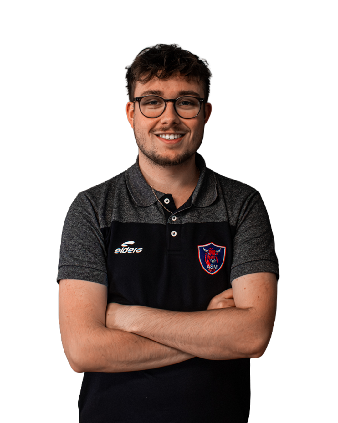 Jeune homme souriant avec lunettes, portant un polo noir et gris avec un logo Éldera et un écusson d'équipe de football ASM, bras croisés.