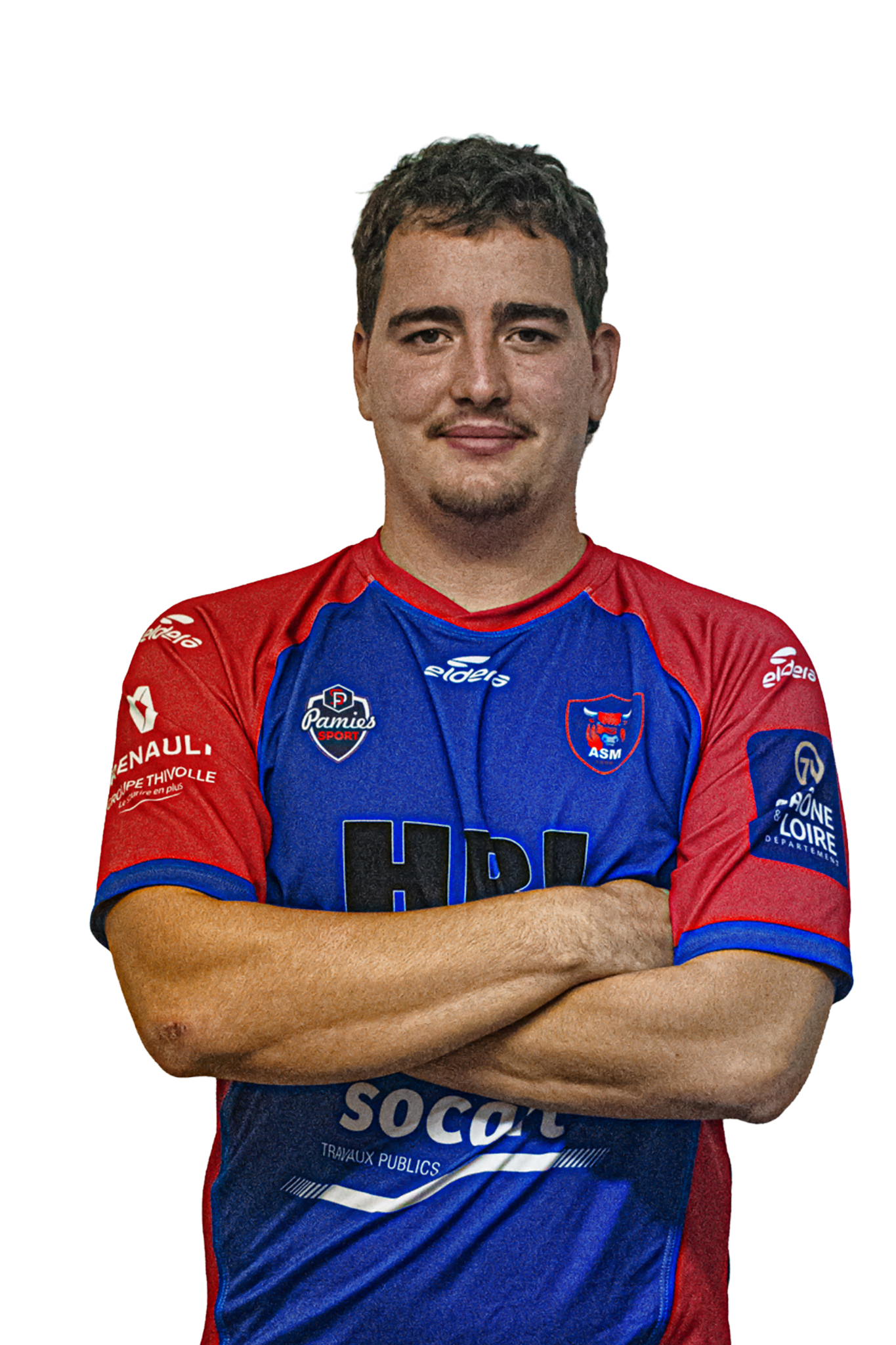 Un homme portant un maillot de football bleu et rouge avec des bras croisés, souriant, face à la caméra.