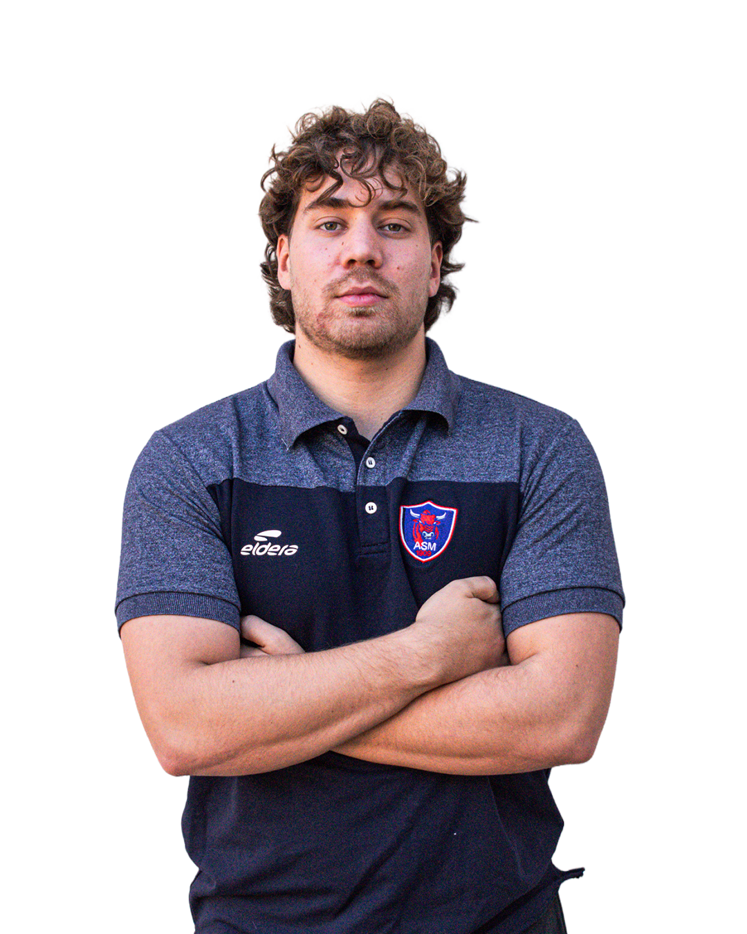 Jeune homme aux cheveux bouclés, portant un polo à manches courtes bleu avec un logo ASM sur la poitrine, croisant les bras, regardant vers l'avant.