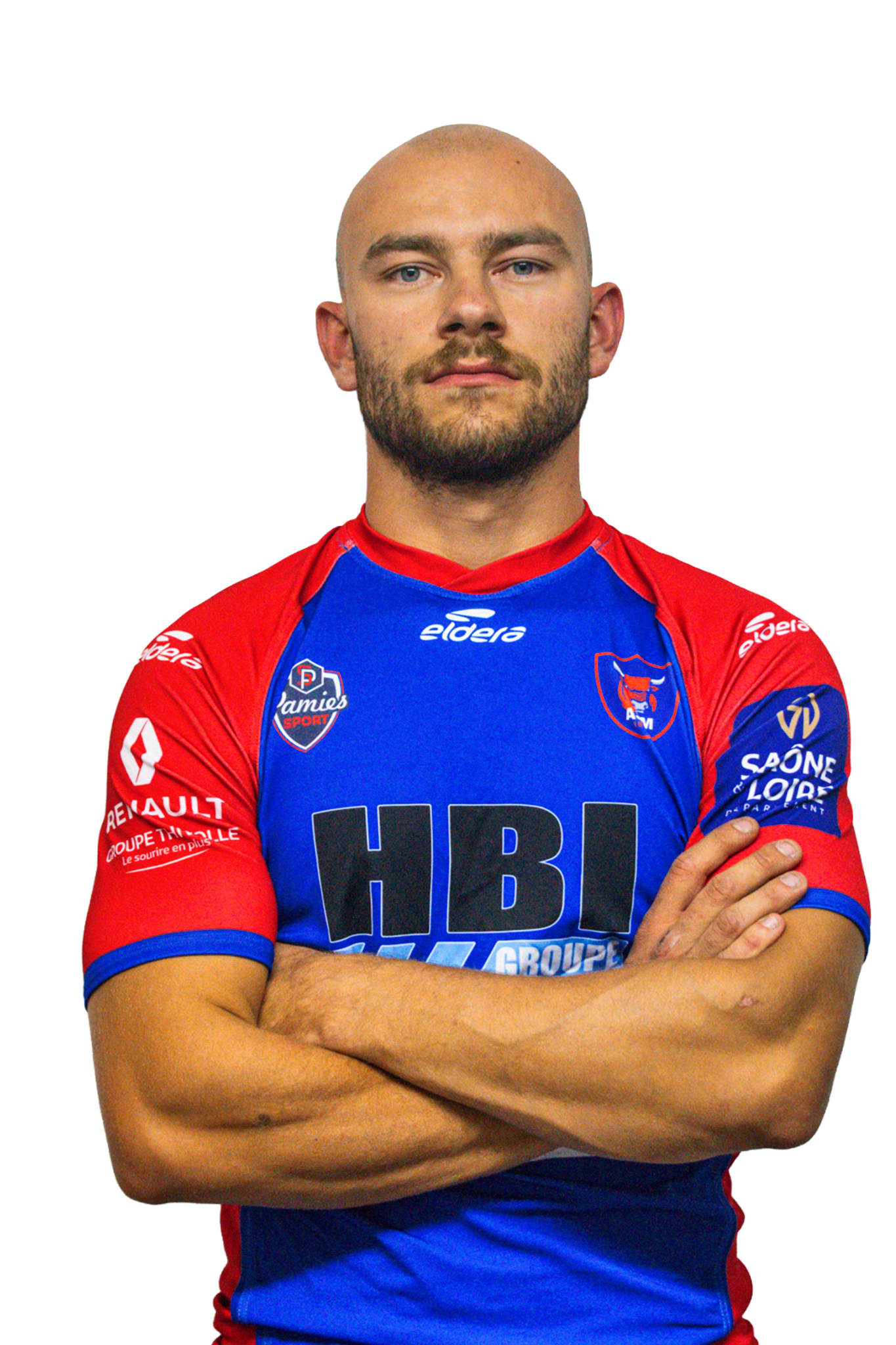 Un homme en maillot de sport bleu et rouge avec les bras croisés.