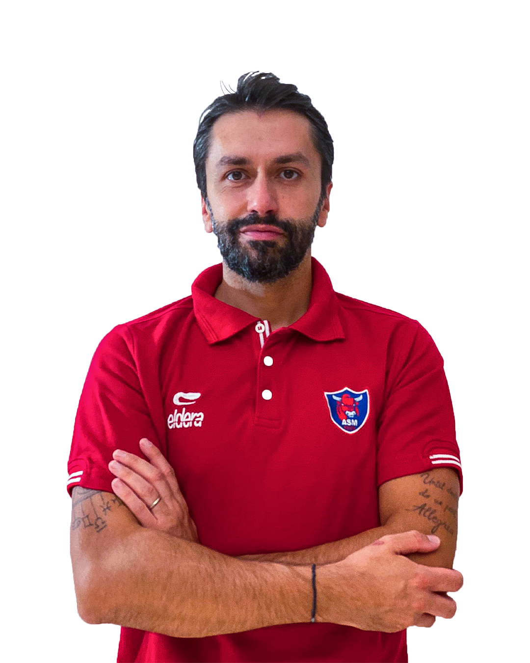 Un homme souriant avec une barbe, portant un polo rouge avec le logo de l'équipe ASM et ses bras croisés.