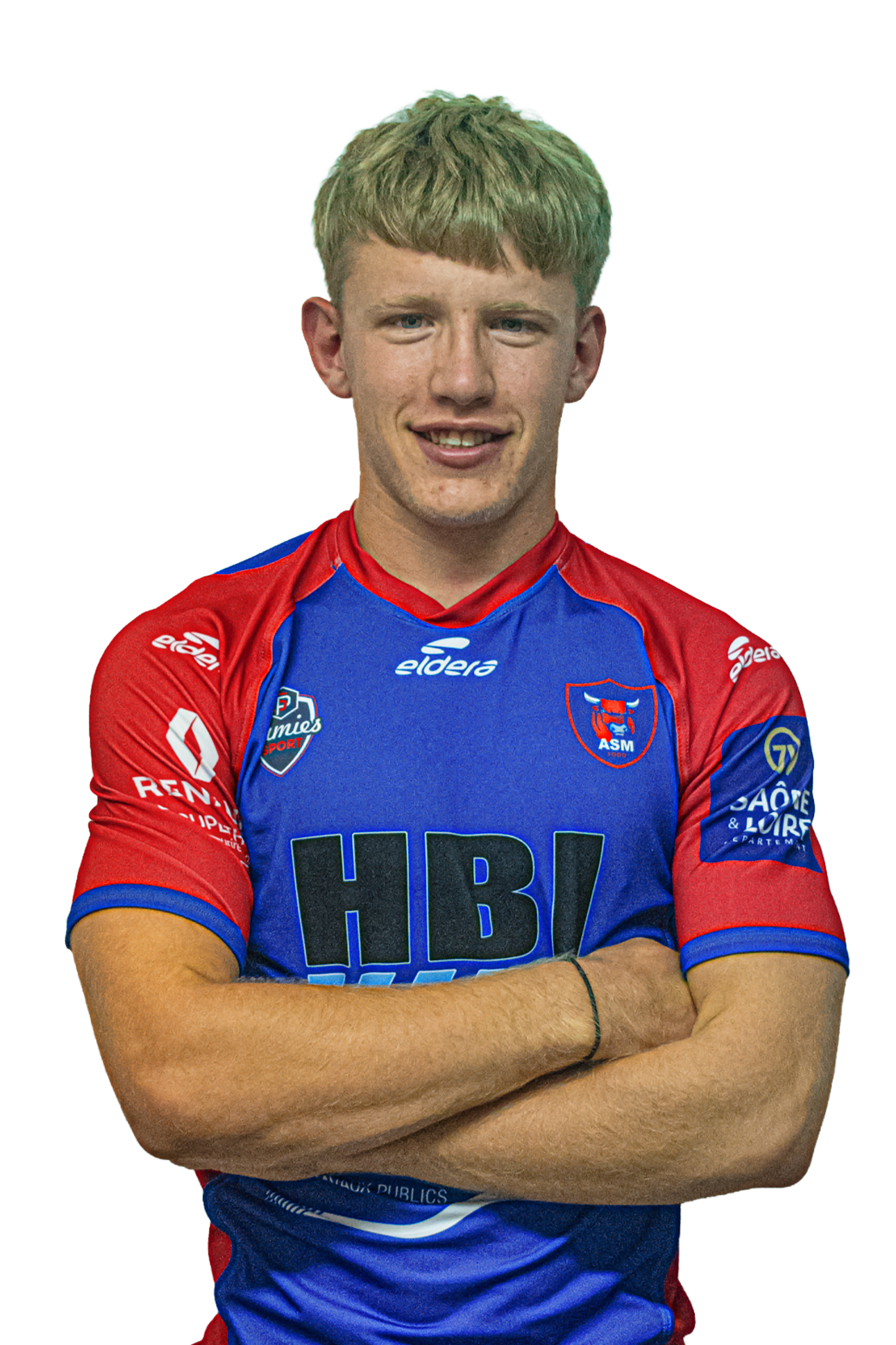 Un jeune homme en maillot de football bleu et rouge, les bras croisés, souriant, avec plusieurs logos de sponsors.