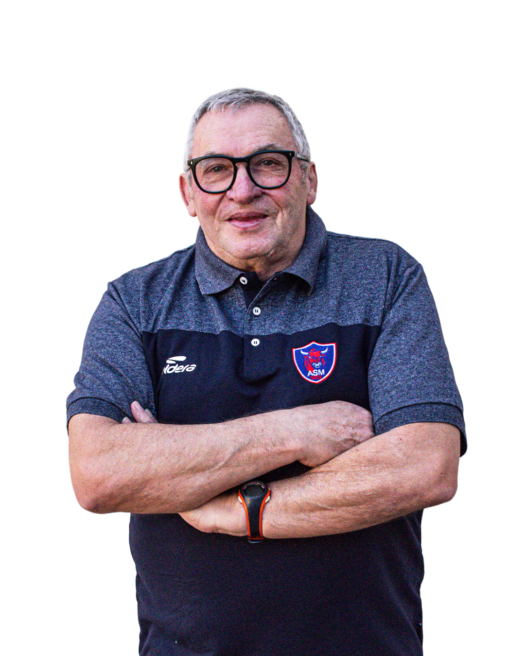 Un homme âgé portant des lunettes noires, un polo gris avec un logo ASM sur la poitrine, croisant les bras, se tenant devant un mur blanc.