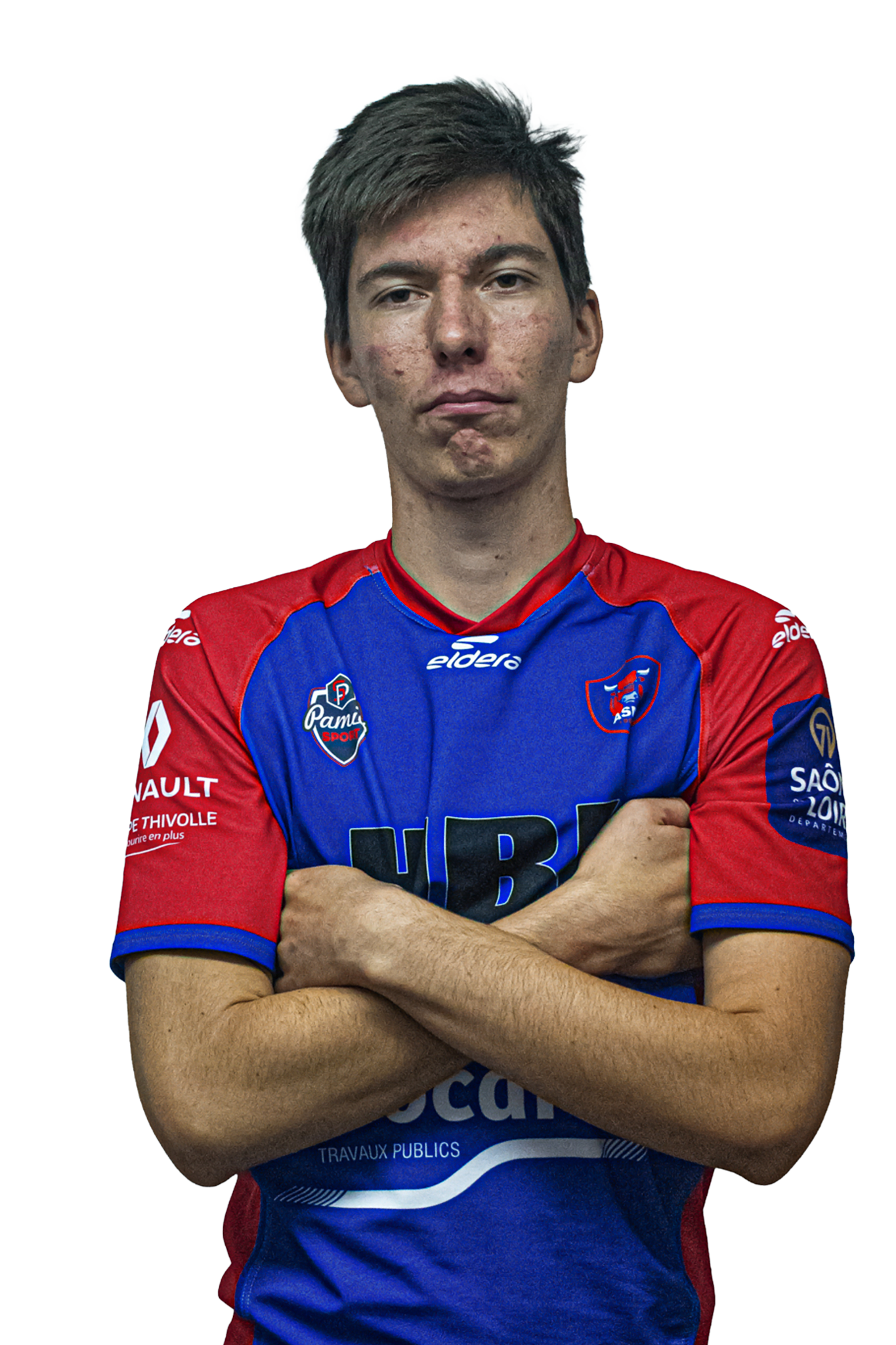 Jeune homme portant un maillot de sport rouge et bleu, bras croisés, avec une expression neutre.