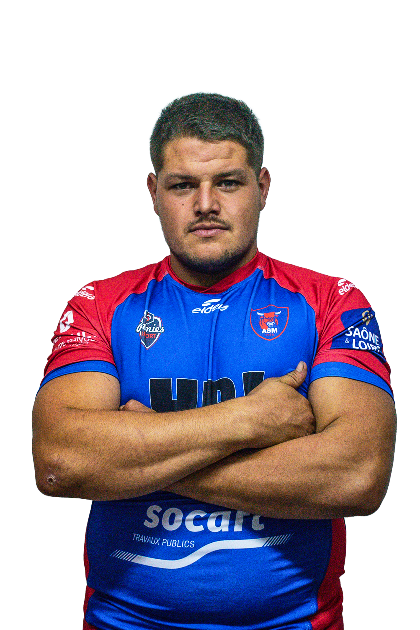 Un homme portant un maillot de rugby bleu et rouge avec des logos et sponsors, croisant les bras, regarde droit devant contre un fond transparent.