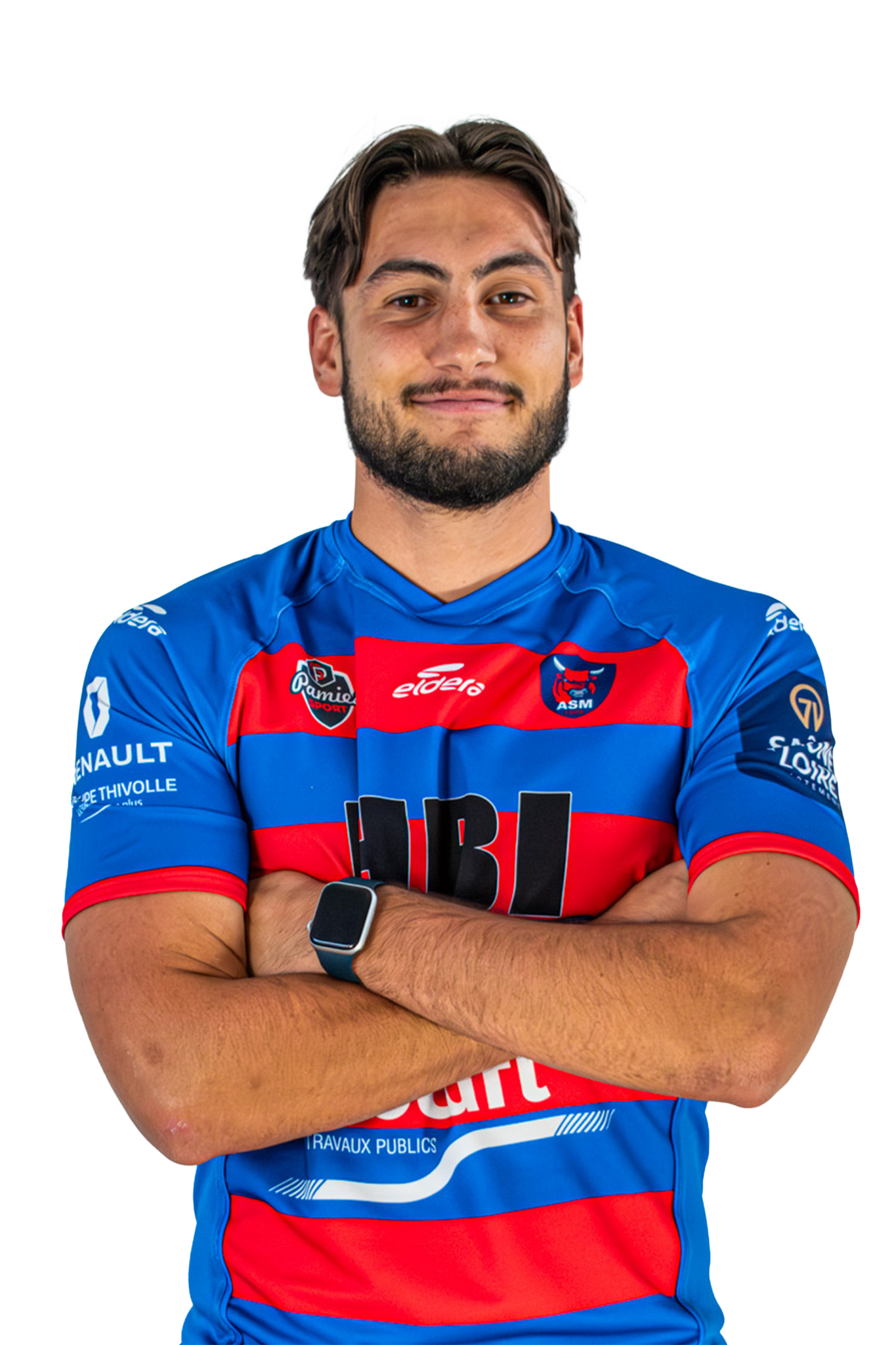 Jeune homme souriant avec une barbe, portant un maillot de sport bleu et rouge, bras croisés, portant une montre connectée, fond blanc.