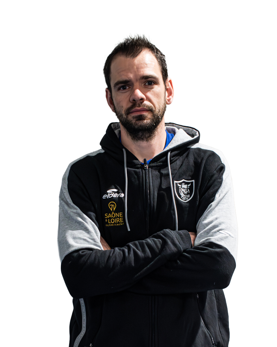 Jeune homme portant un sweat à capuche noir et blanc avec un logo d'équipe de sport, les bras croisés, regardant l'appareil photo.