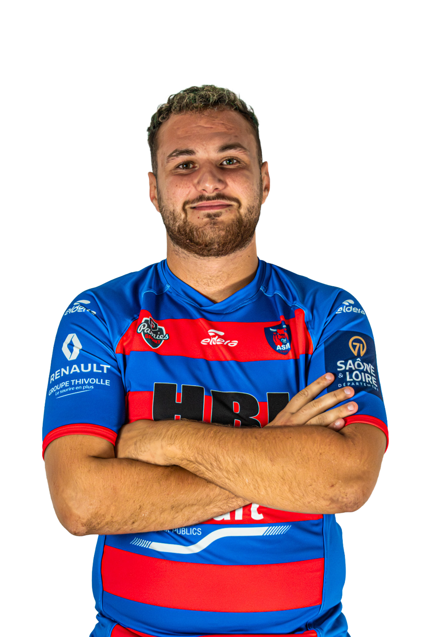 Un homme en maillot de rugby bleu et rouge, avec les bras croisés, portant des logos de sponsors.