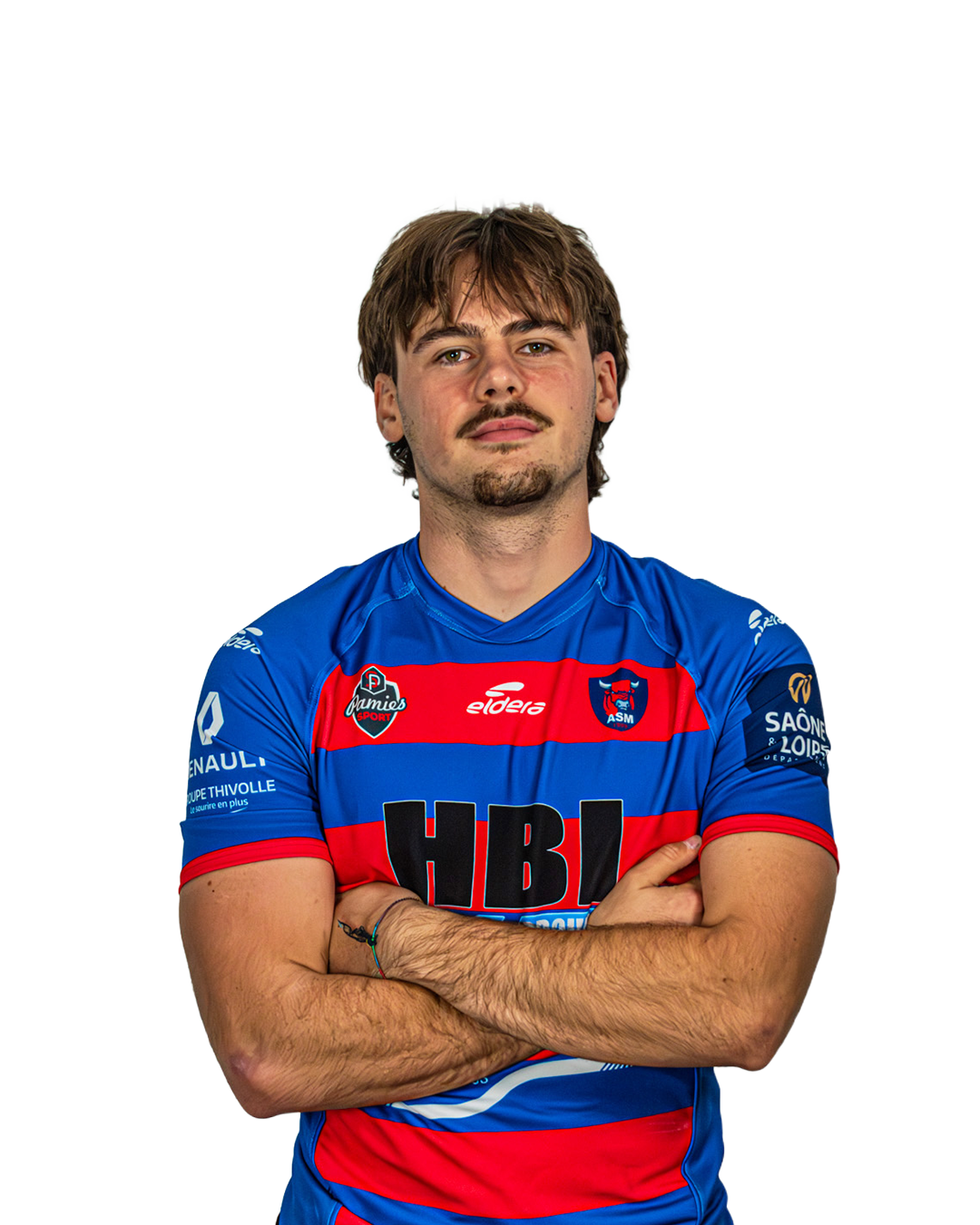 Un homme en maillot de rugby bleu et rouge, les bras croisés, regarde vers l'appareil photo.