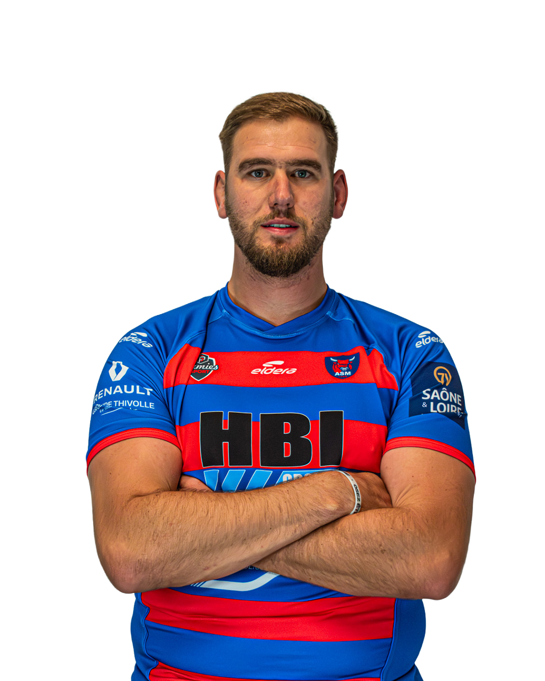 Un homme portant un maillot de rugby bleu et rouge avec plusieurs logos, croisant les bras, regardant devant lui, posé sur un fond blanc.