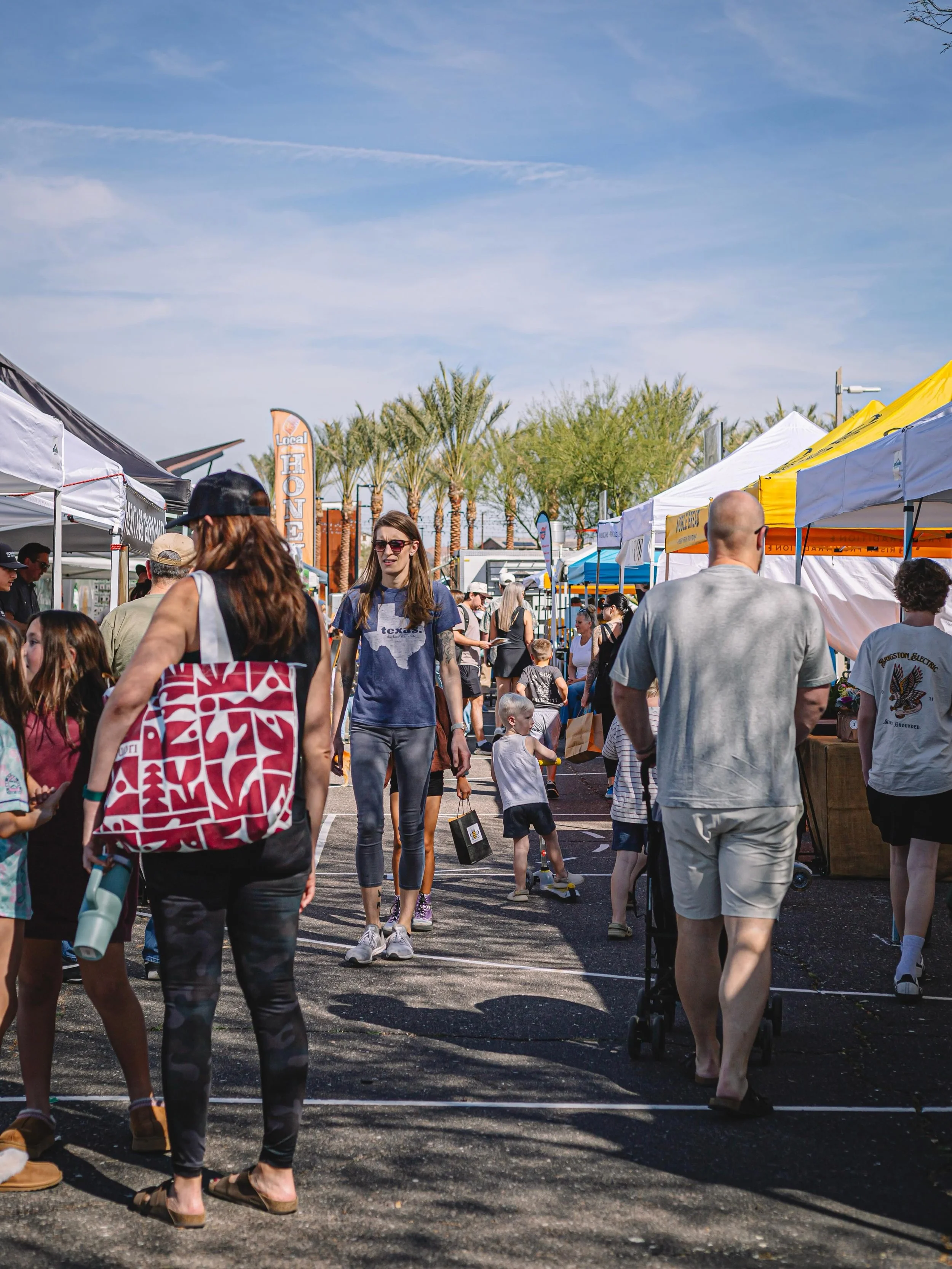 Good morning! We are open and @d_j_monty is setting the vibe while you shop. Fresh food, local vendors, and a soundtrack to match. Come see us until 11am.

📷 @rachjusteats 

#knowyourfarmer #farmfresh #localfarmersmarket #eatlocal #eastmarkfarmersma
