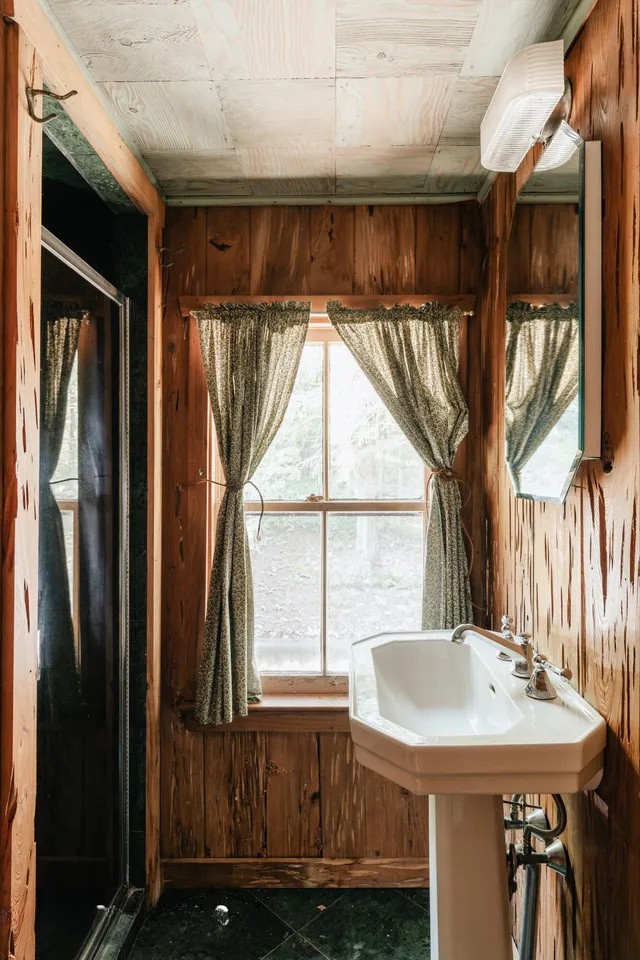 4_Stone Cottage Bath.png