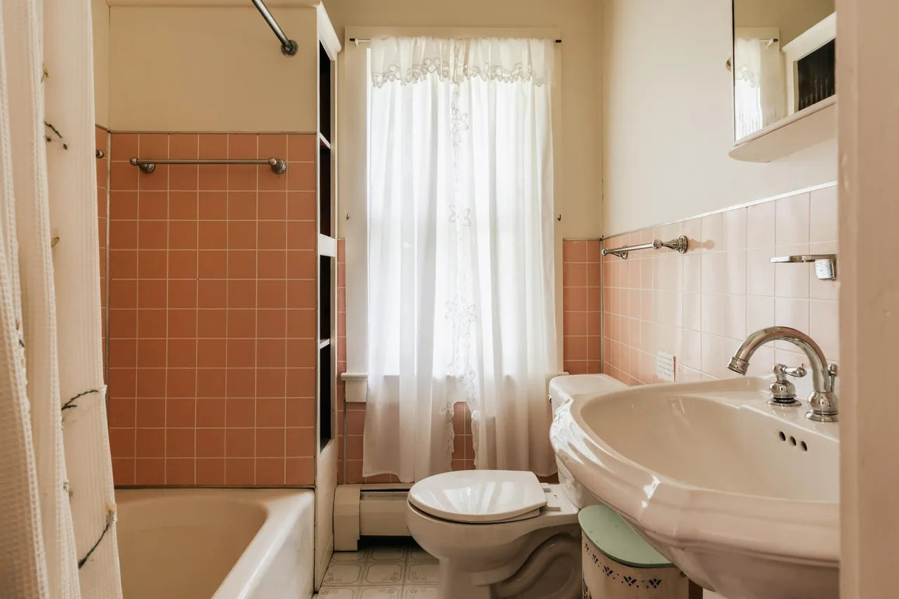 2_Caretaker's House Bath.png