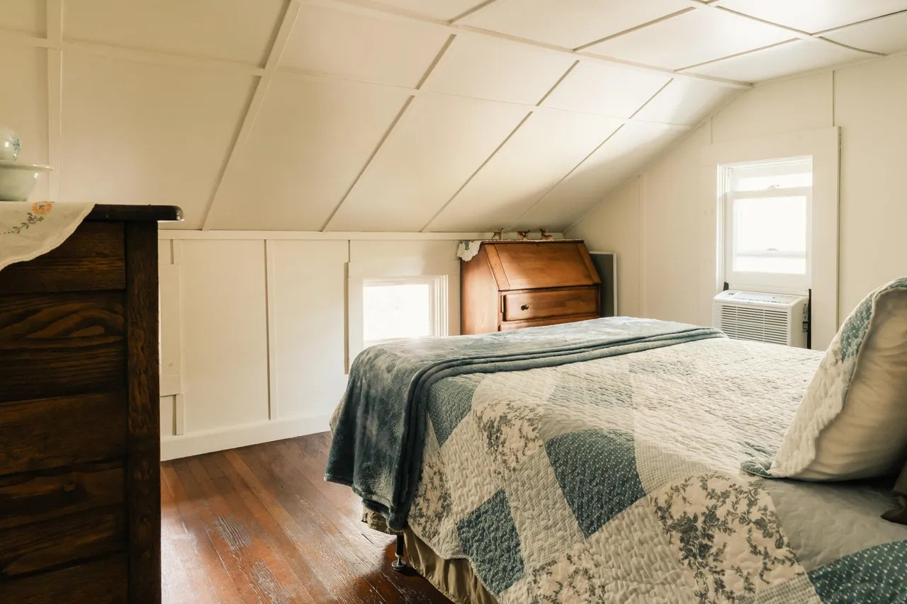 1_Stone Cottage Bed.png