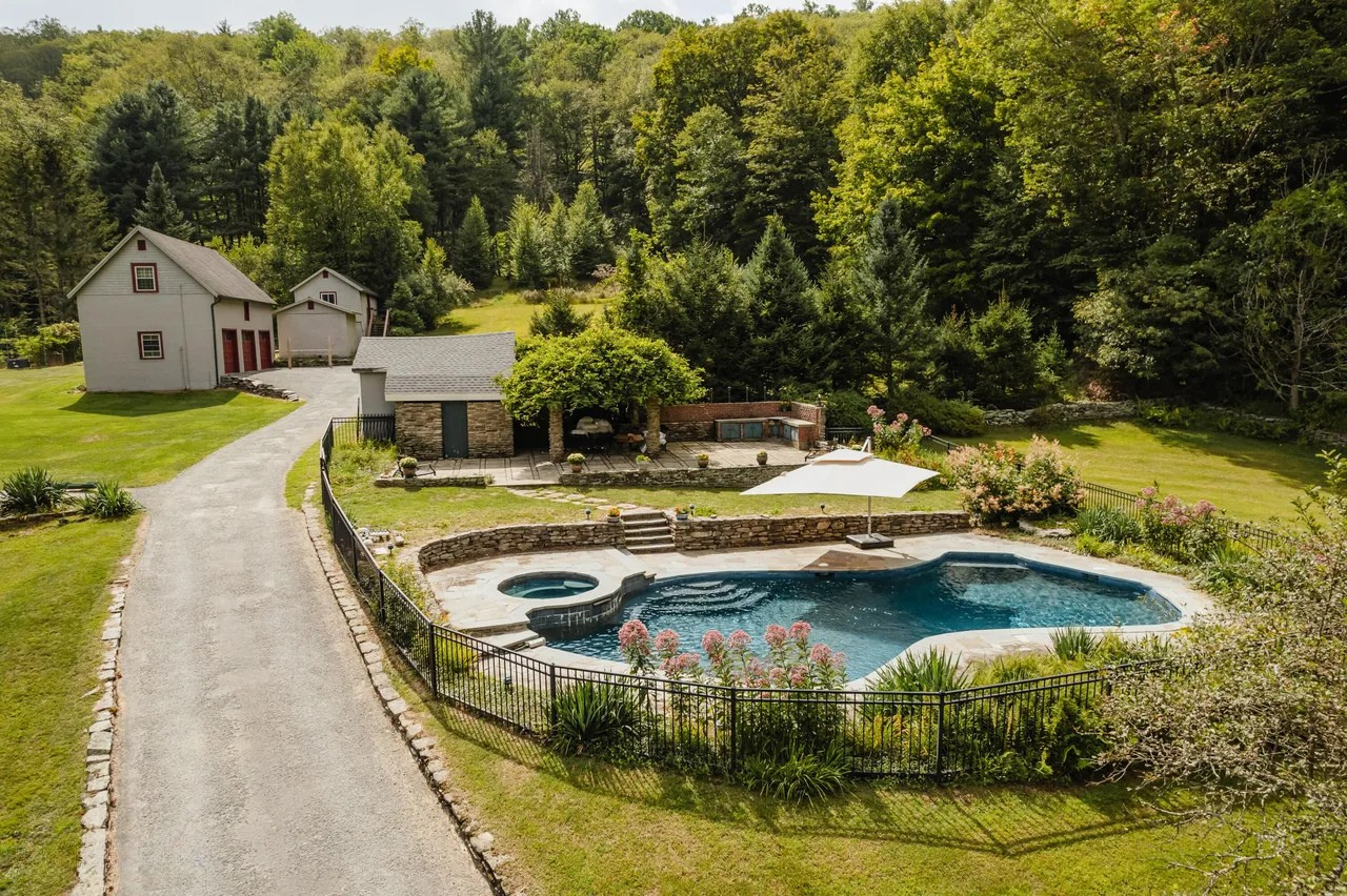 5_Pool and Grounds.png