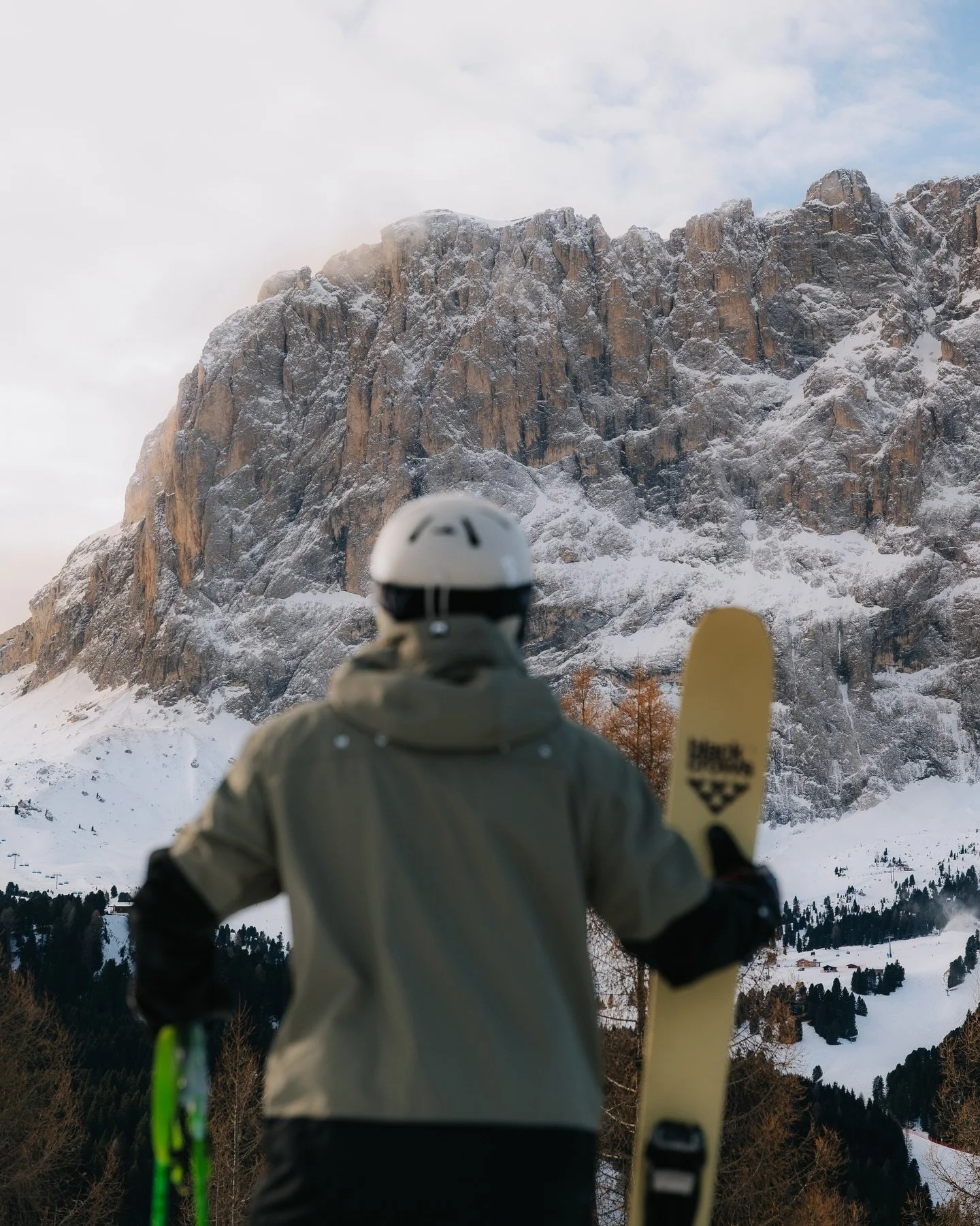 Ski day in the Dolomites, simplified.
The @seasucker ski rack keeps everything secure, letting you focus on the drive and the first turns of the day.
No roof rails, no compromises.

#SeaSucker #SkiRack #Dolomites #SkiDay #WinterDrive #MountainReady