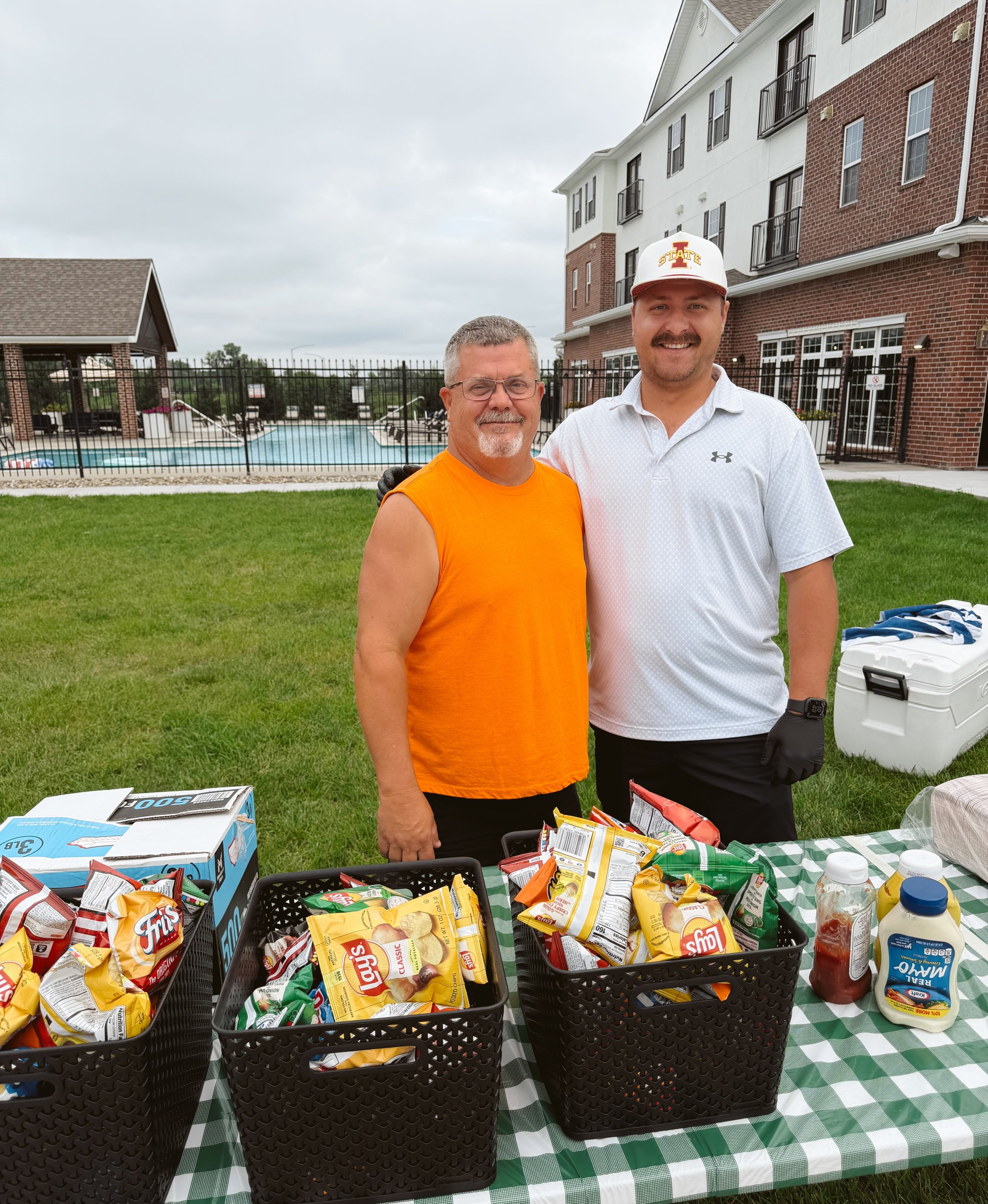 🌭🍔 TAKE A BREAK FROM MOVING! 🍔🌭

Your new home can wait&hellip; the burgers and hot dogs can&rsquo;t! 😎🔥

Come hang out at the clubhouse and grab a FREE burger or hot dog while you take a much-needed break from unpacking! 🎉