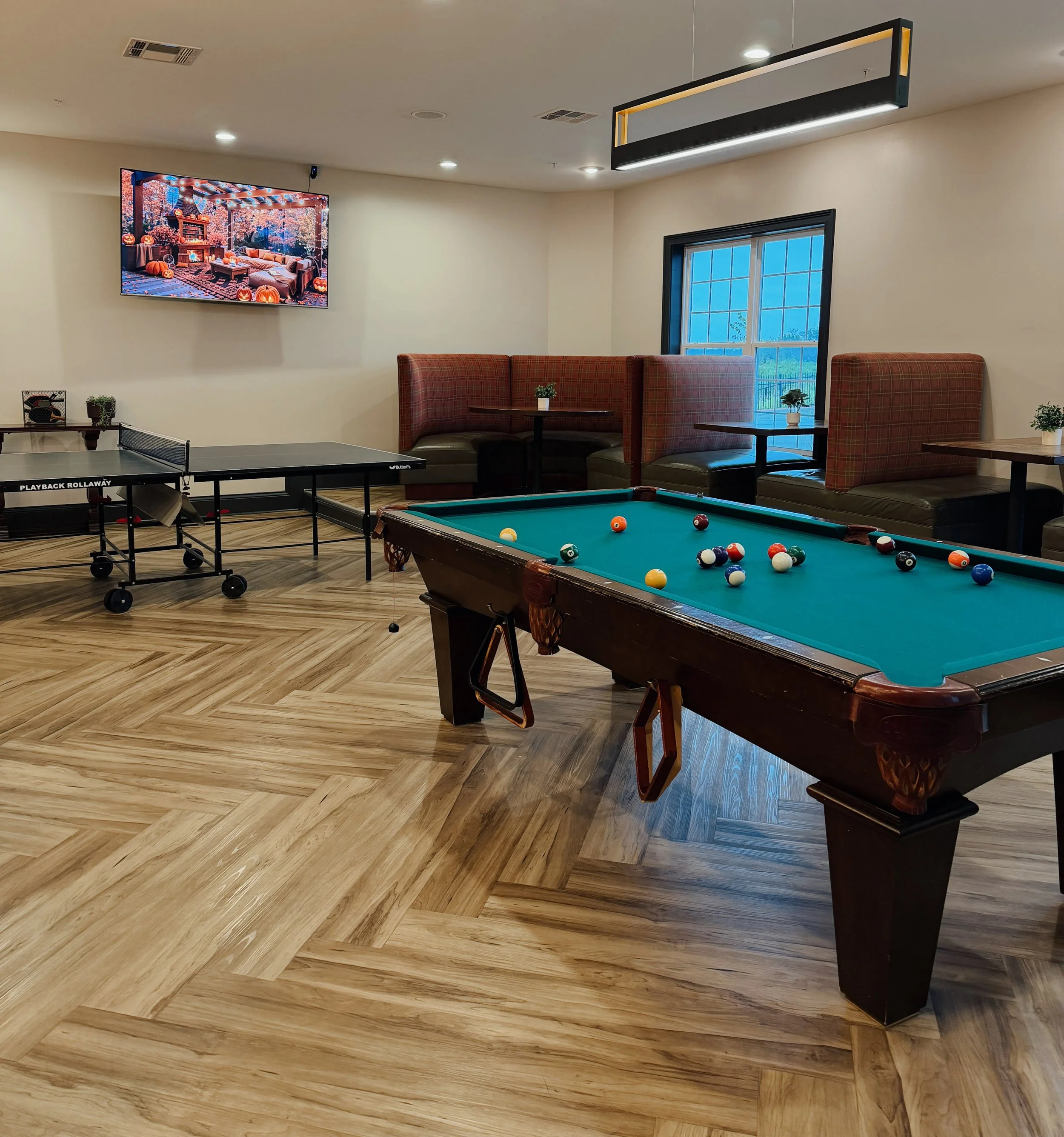Your next hangout spot? The Tavern.🎱🏓🍿
Study, relax, grab some popcorn, or challenge your friends to pool, ping-pong, or foosball! There&rsquo;s always something to do in our game room. 🙌