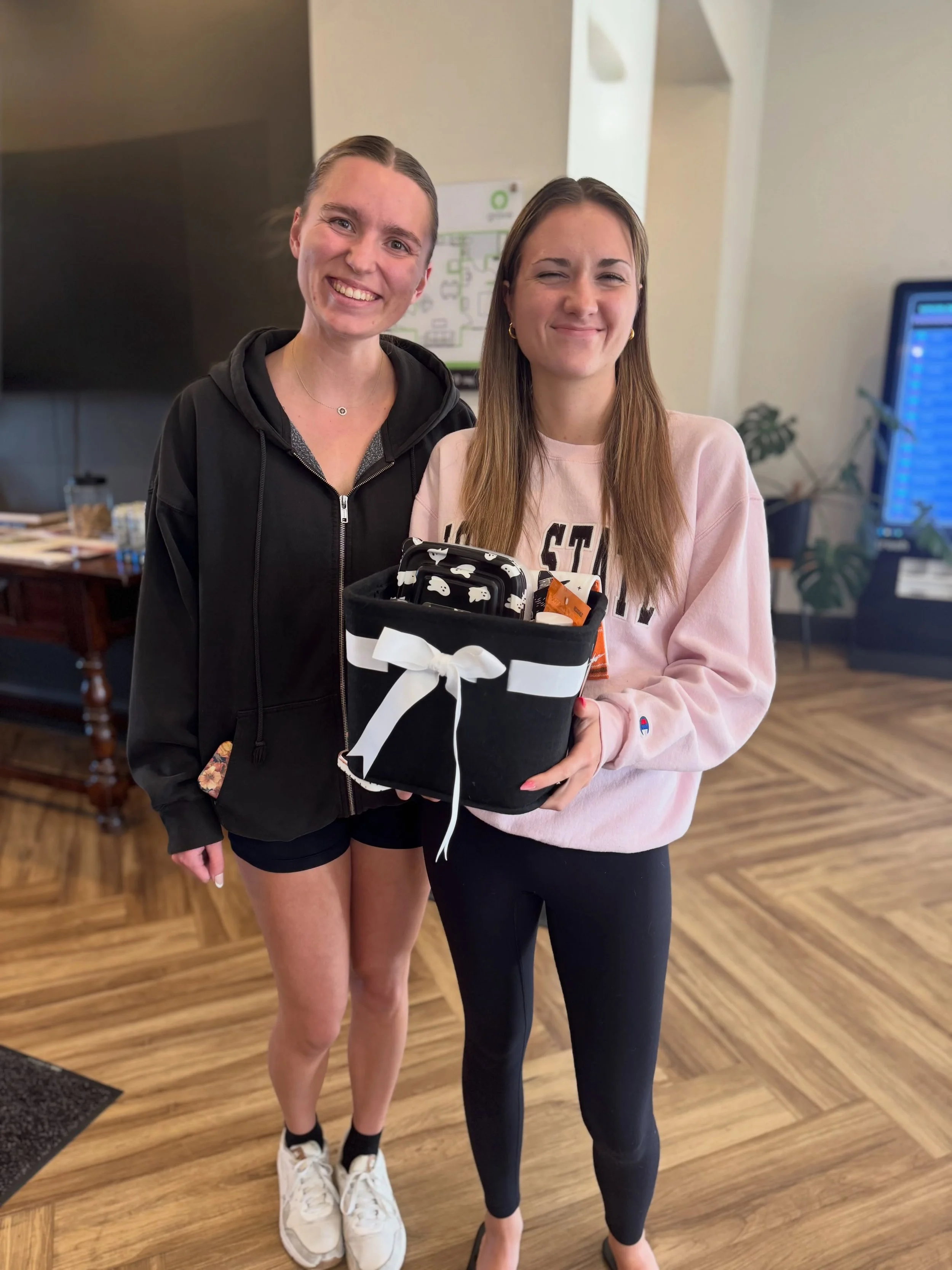 A huge congratulations to our Boo Basket winners @fia_louise56 for the Halloween Decoration Contest! 🎉🎃
Join us tomorrow at 4:00 PM in the clubhouse for candy apple nachos and cider as we continue the Halloween fun. Hope to see everyone there! 👻🍎