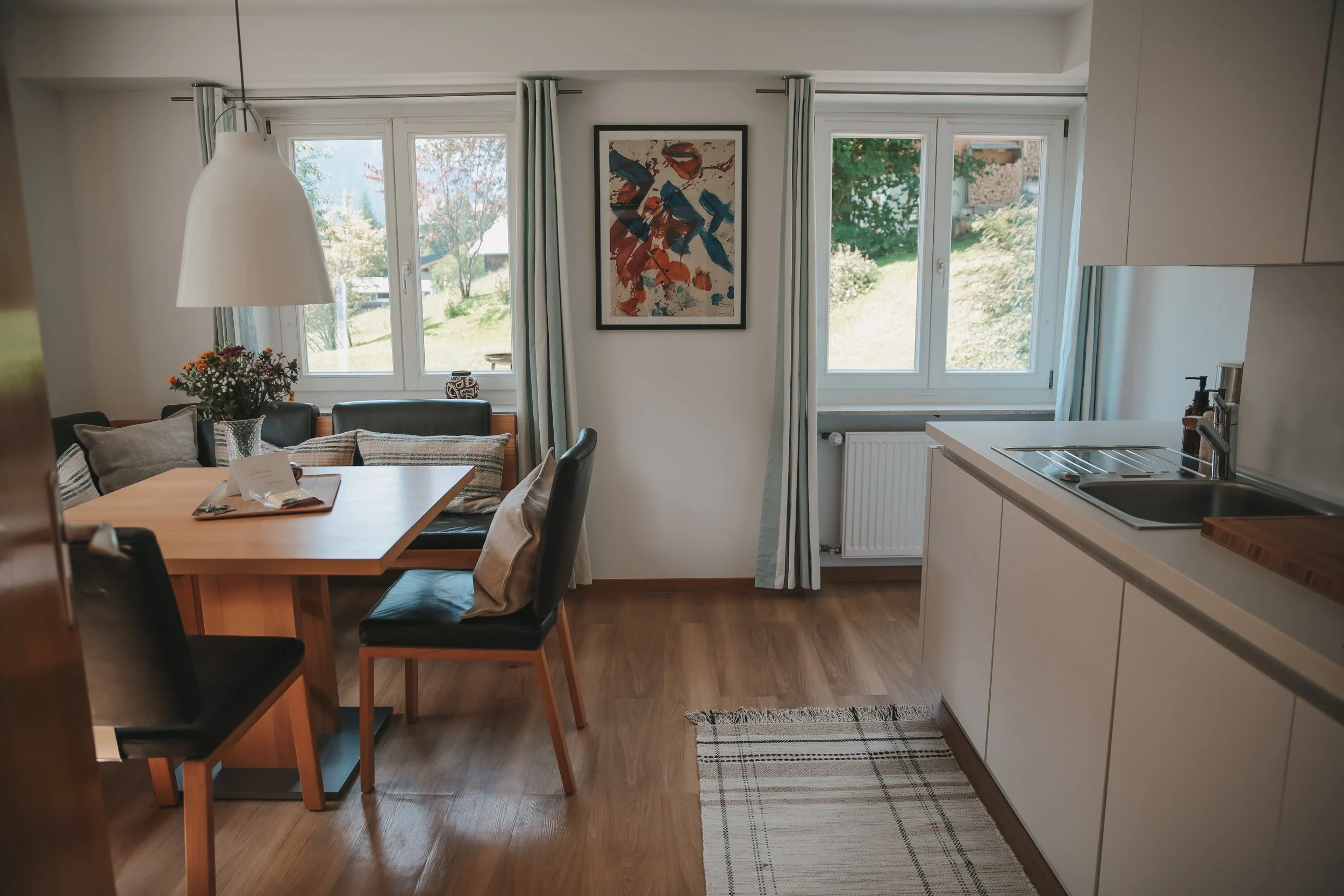 Küche mit Sitzecke und Fernseher