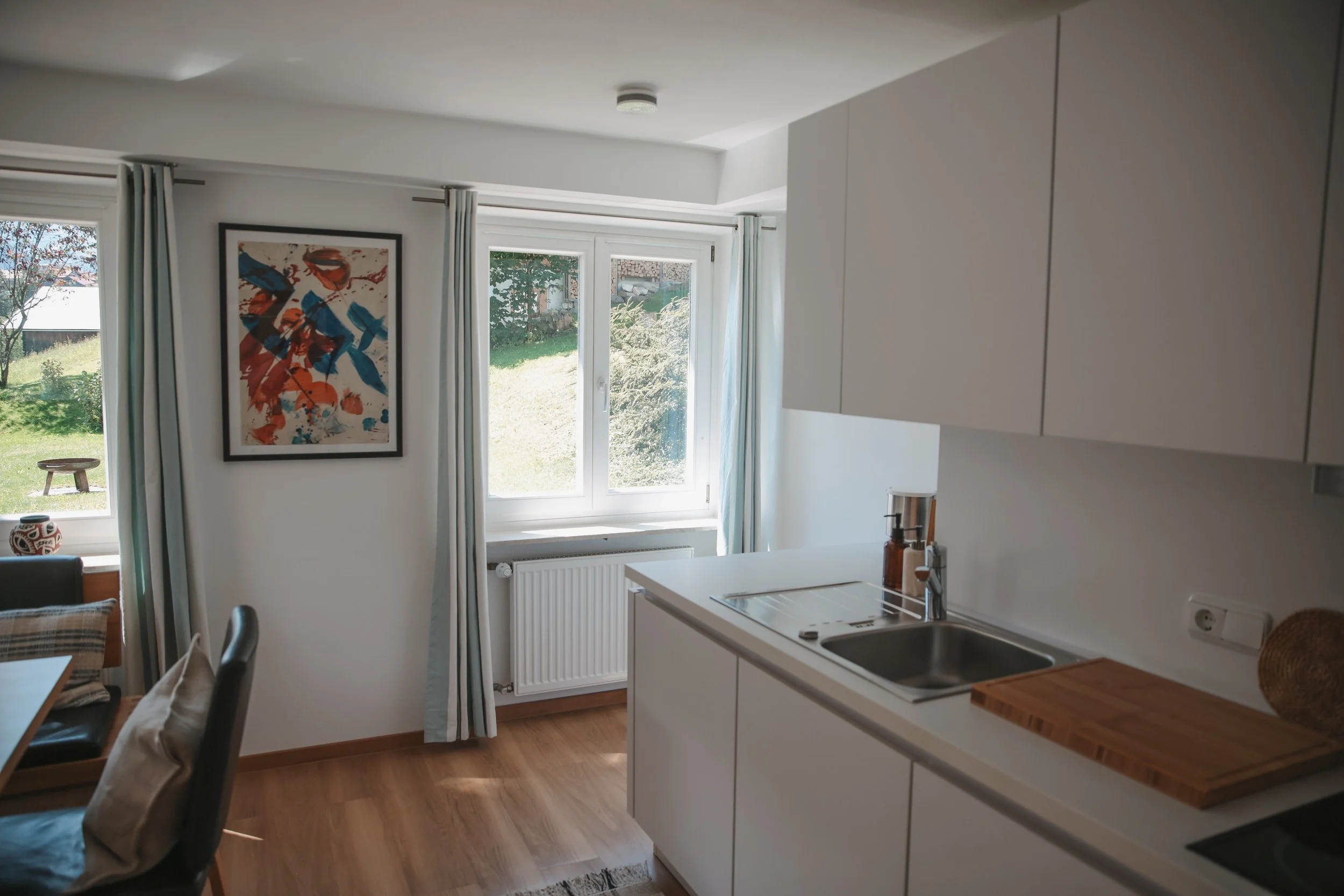 Küchenzeile mit Geschirrspüler, Herd & Mikrowelle