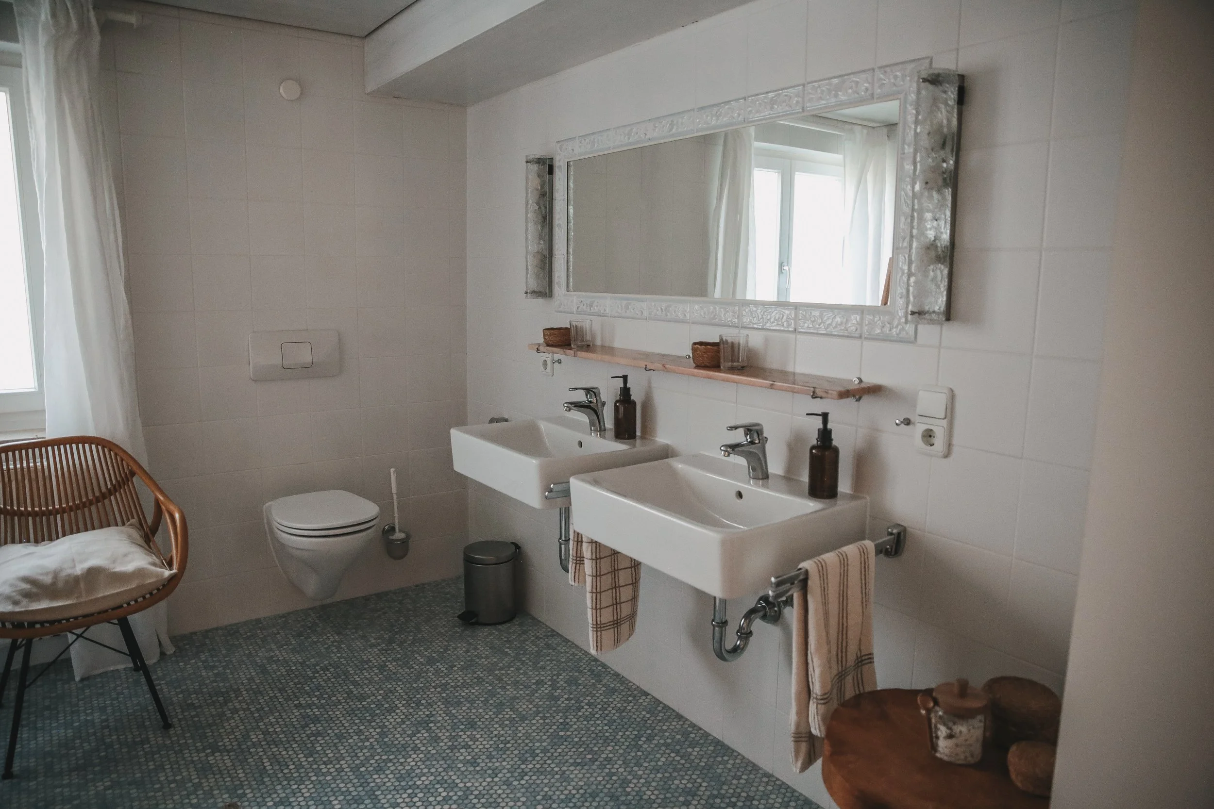 das Badezimmer mit Badewanne & zwei Waschbecken