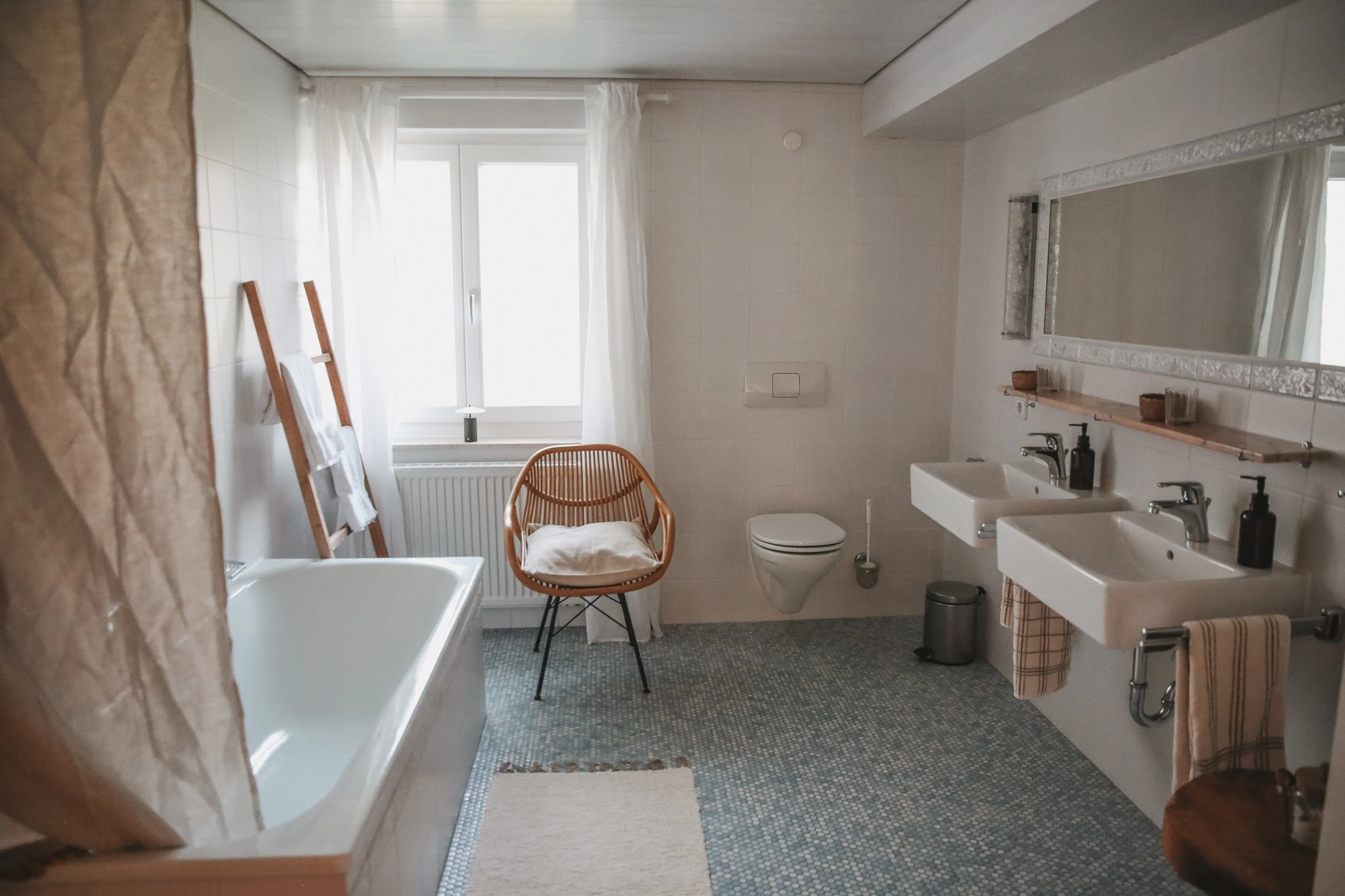 das Badezimmer mit Badewanne & zwei Waschbecken