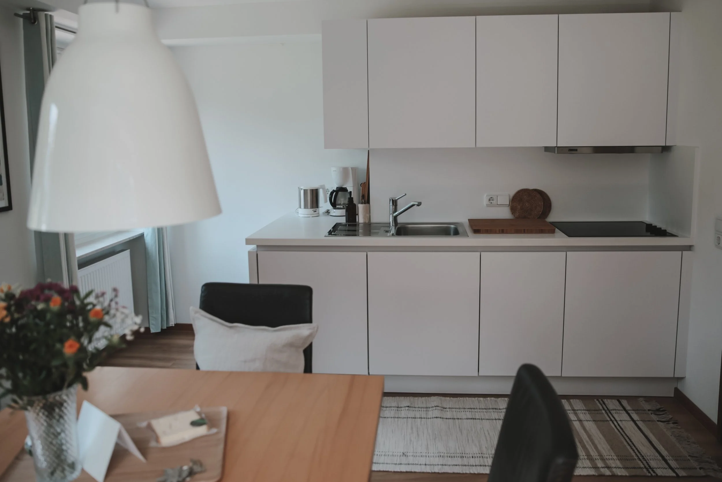 Küchenzeile mit Geschirrspüler, Herd & Mikrowelle