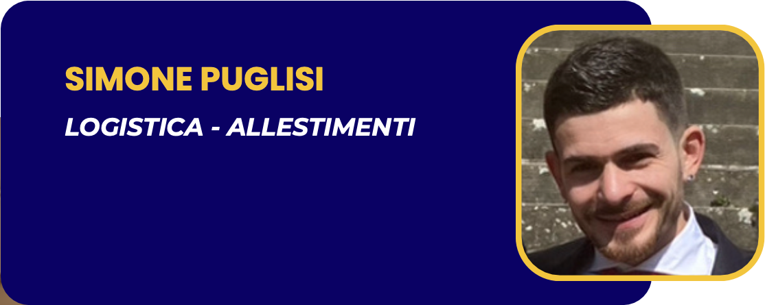 Testo e immagine di un uomo sorridente con sfondo di scale, nel riquadro evidenziato con bordo giallo, con sfondo blu e testo in giallo e bianco.