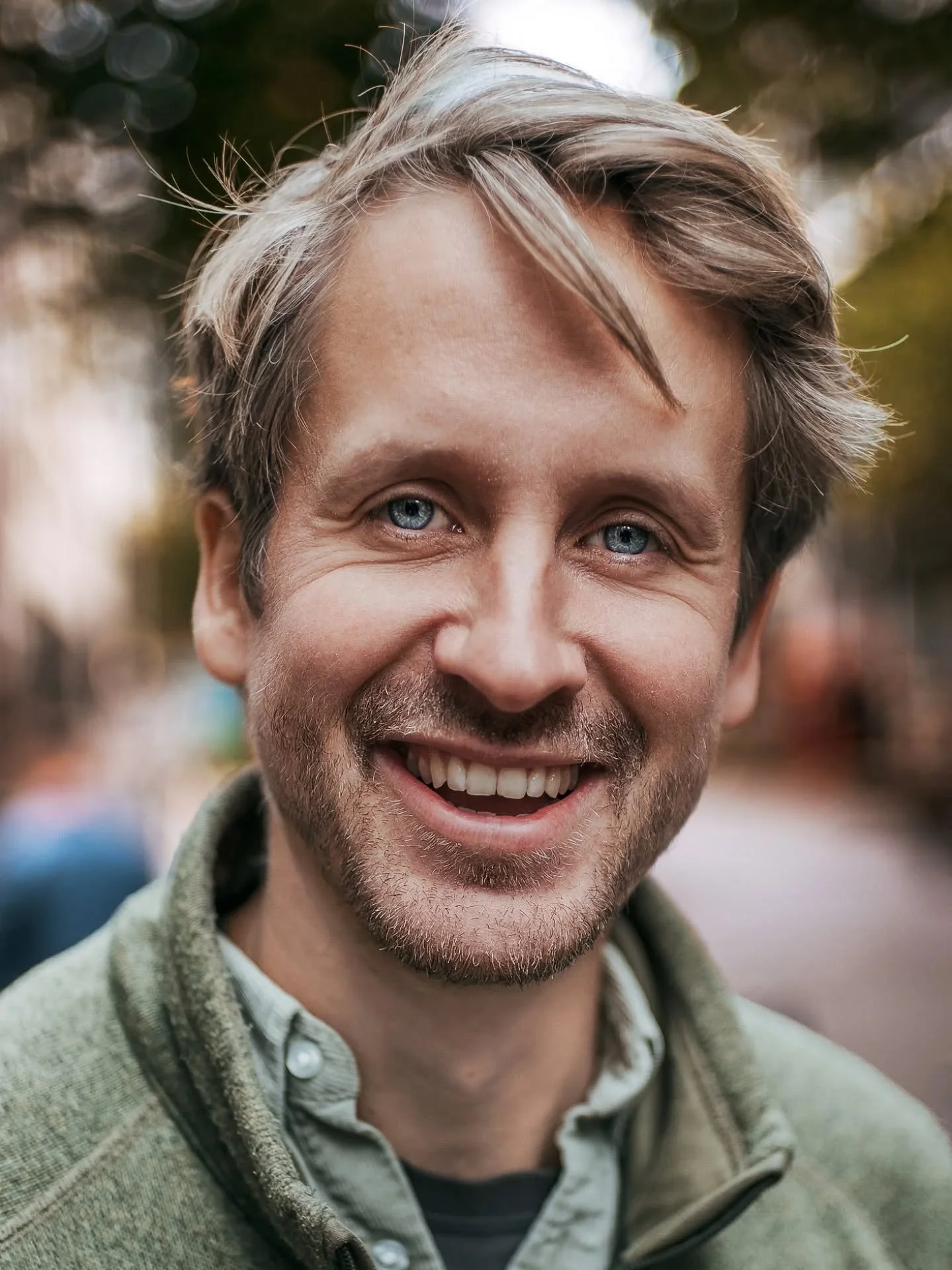 Heute gibt&rsquo;s mal kein Video, sondern nur ein einzelnes Foto.
Ich hatte nicht genug Zeit, meine Kamera richtig vorzubereiten &ndash; aber manchmal entstehen gerade dann die spannendsten Aufnahmen.

Gemacht habe ich das Portr&auml;t mit der Fuji 