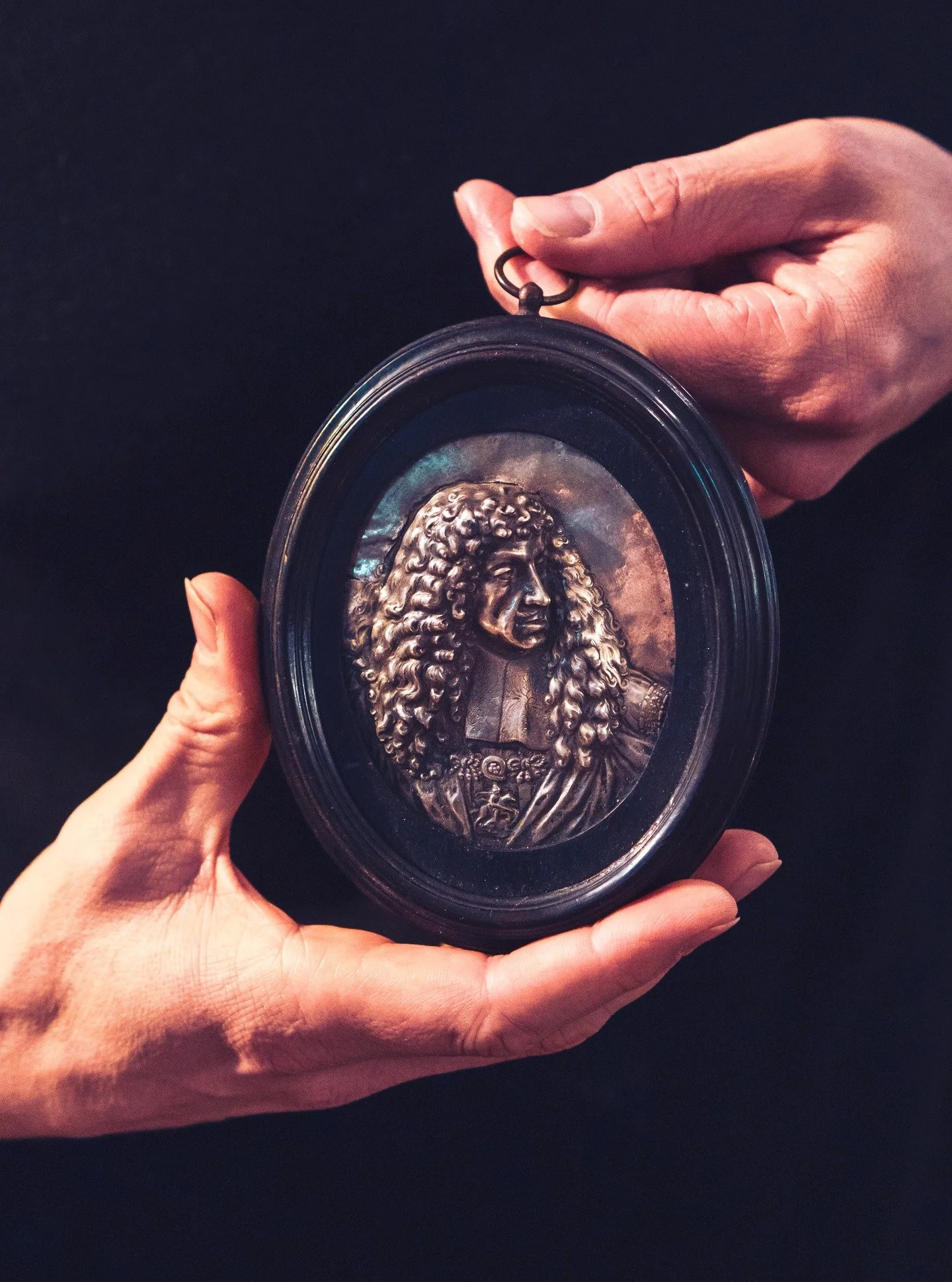 A 17th century framed silver repouss&eacute; portrait of King Charles II, presented by Oliver Garland @oldantiquariumantiques at the first annual YADA Antiques Show.

📸 @peterdomorak