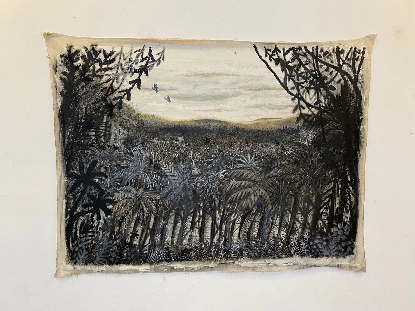 Pintura que muestra un paisaje de selva con árboles y aves, en tonos negros y grises.