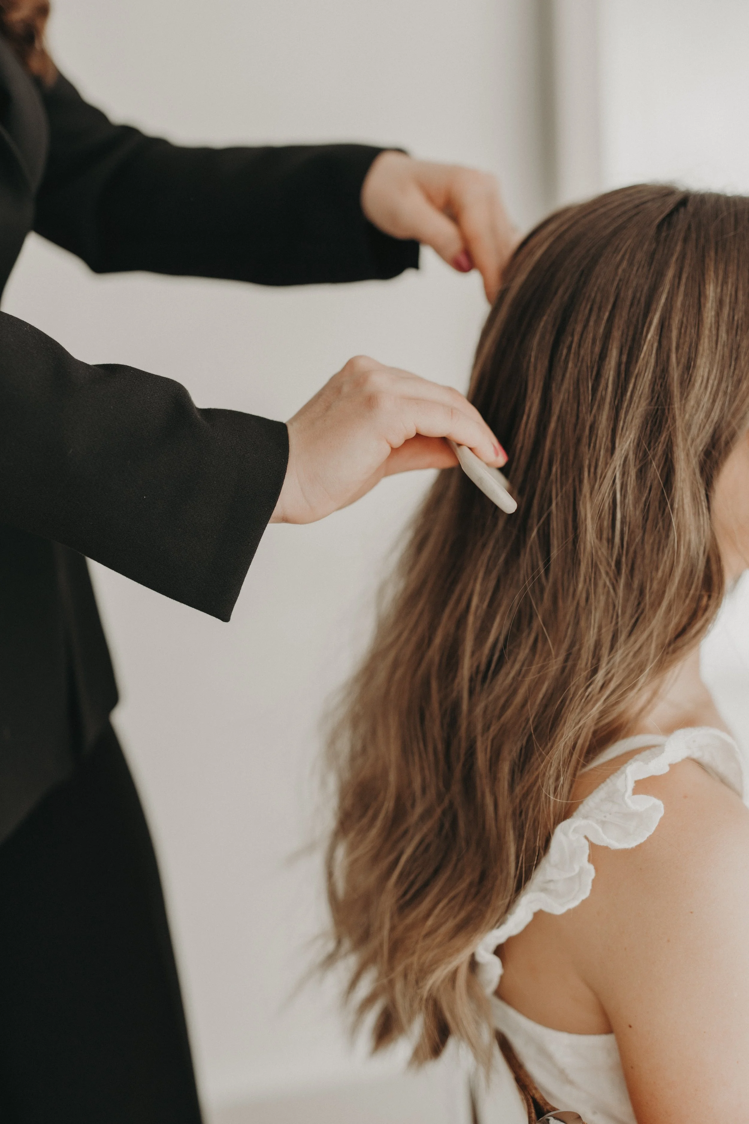 Cliente du salon avec de nouvelles longues tresses naturelles