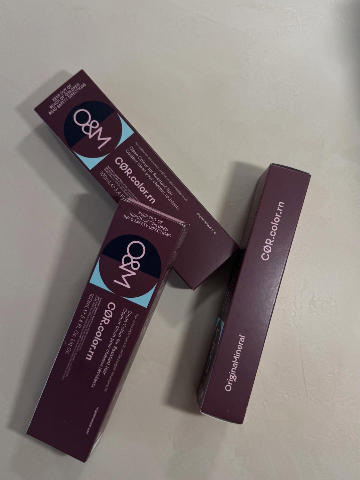 Nous avons test&eacute; en avant premi&egrave;re gr&acirc;ce @oandmpro_switzerland  les nouvelles teintes, swipe pour les avant/apr&egrave;s.

Les cheveux gris sont souvent parmi les plus difficiles &agrave; colorer. Leur structure est diff&eacute;re